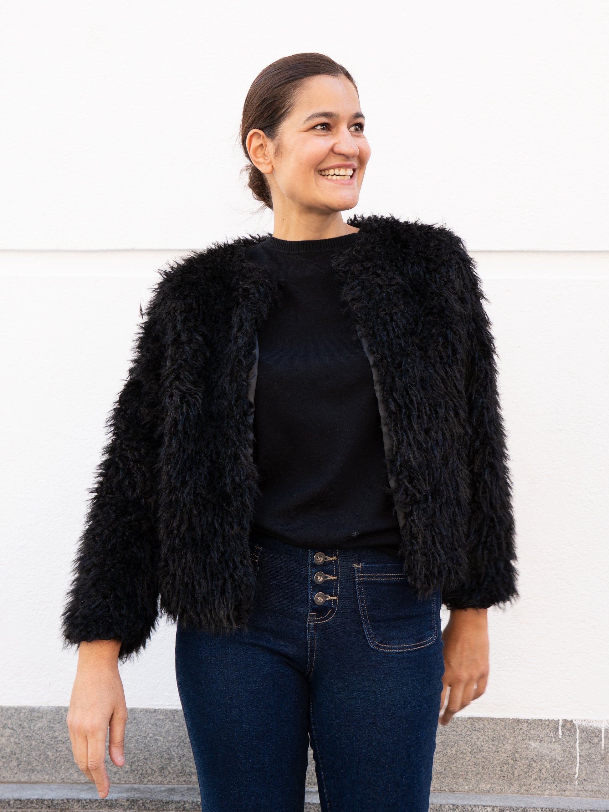 Chaquetón corto de pelo vegano tipo oveja negro muestrarios de ropa y moda de mujer ideas invitada