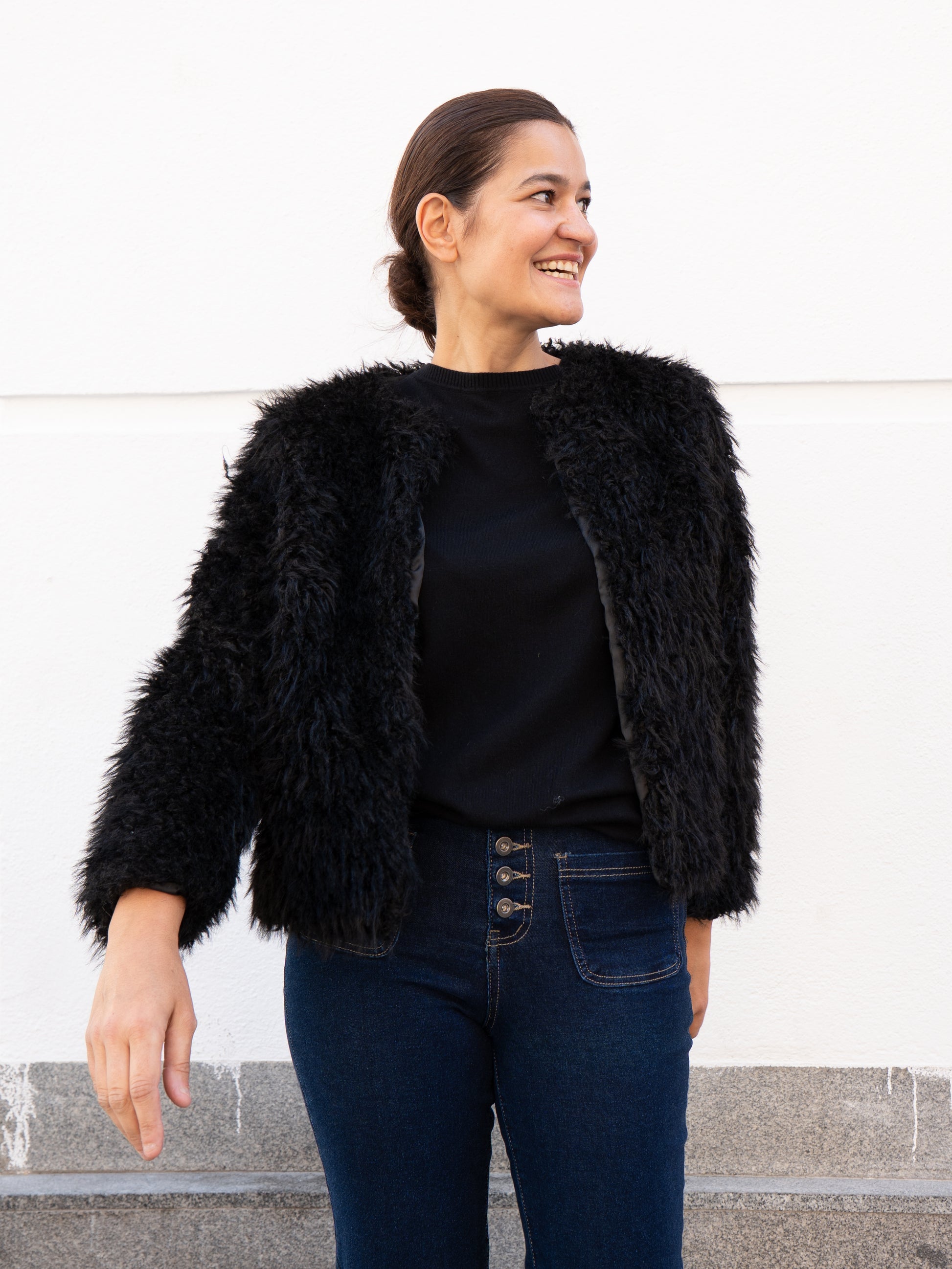 Chaquetón corto de pelo vegano tipo oveja negro muestrarios de ropa y moda de mujer ideas invitada