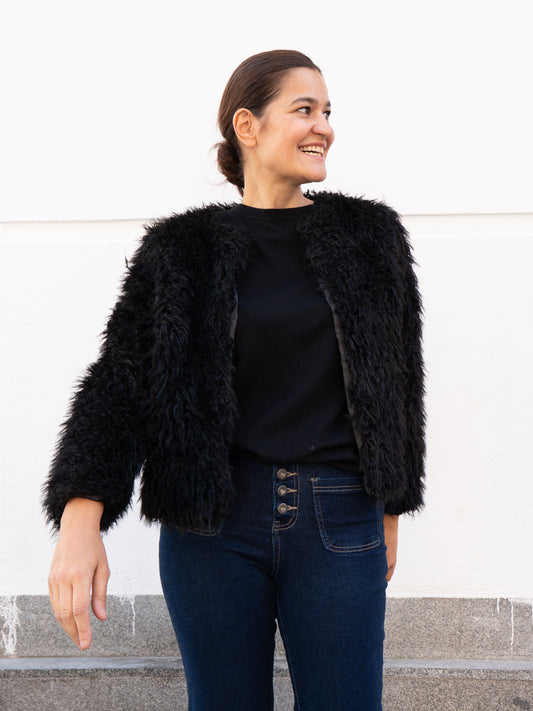 Chaquetón corto de pelo vegano tipo oveja negro muestrarios de ropa y moda de mujer ideas invitada