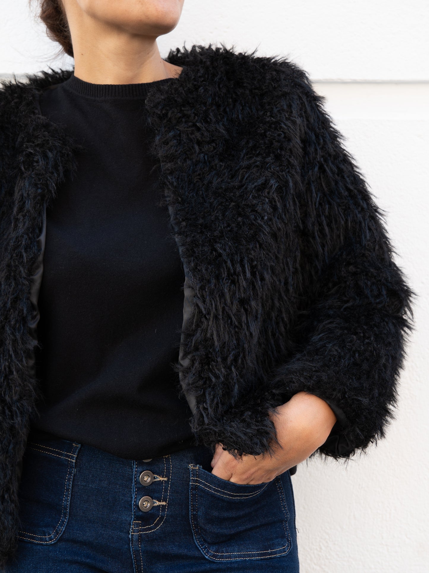 Chaquetón corto de pelo vegano tipo oveja negro muestrarios de ropa y moda de mujer ideas invitada