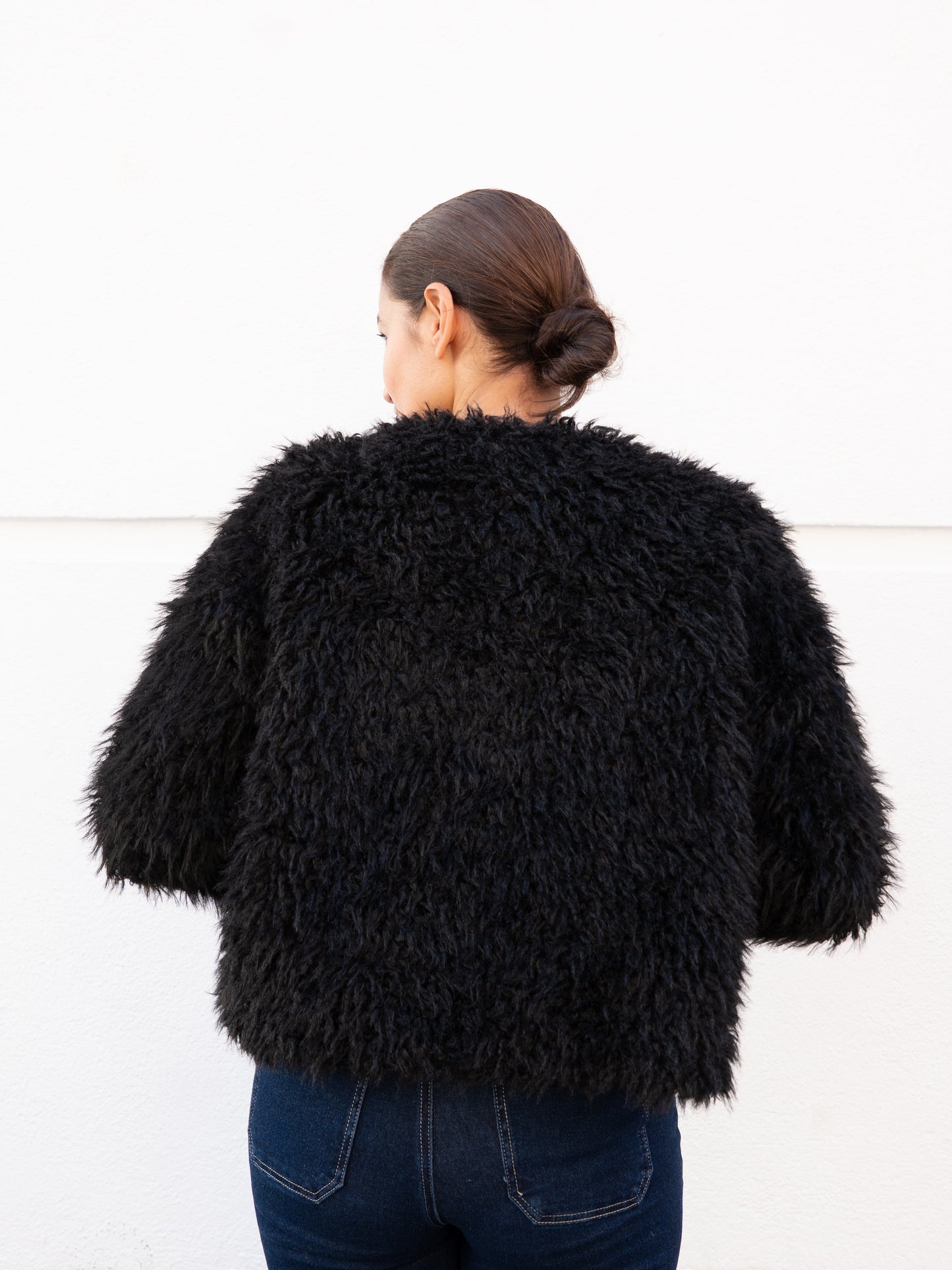 Chaquetón corto de pelo vegano tipo oveja negro muestrarios de ropa y moda de mujer ideas invitada