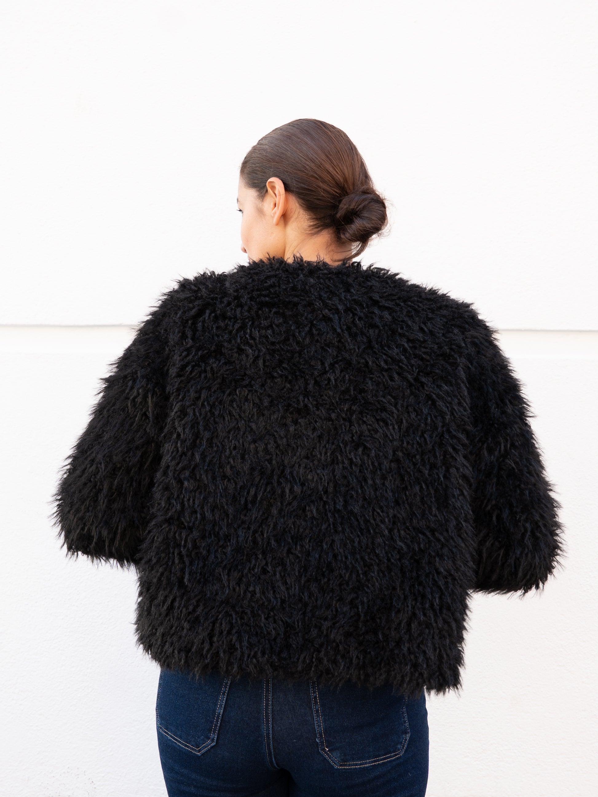 Chaquetón corto de pelo vegano tipo oveja negro muestrarios de ropa y moda de mujer ideas invitada