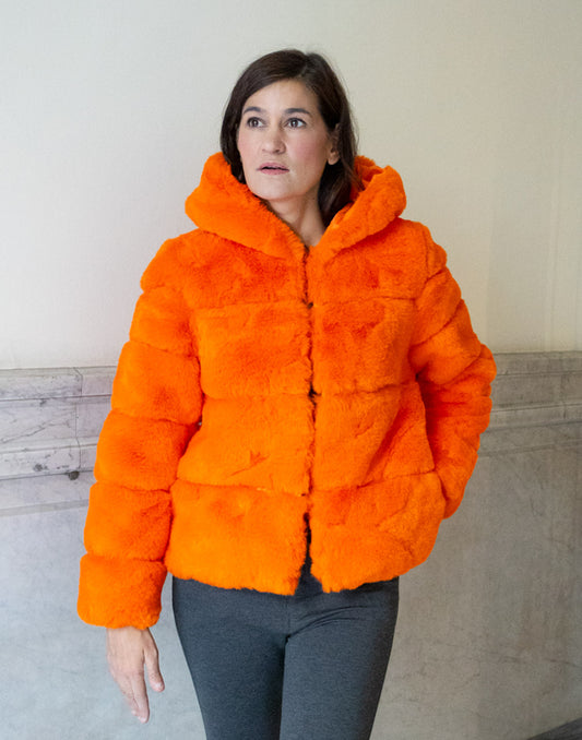 Chaquetón de pelo vegano con capucha naranja muestrarios de ropa y moda de mujer vestir ropa especial