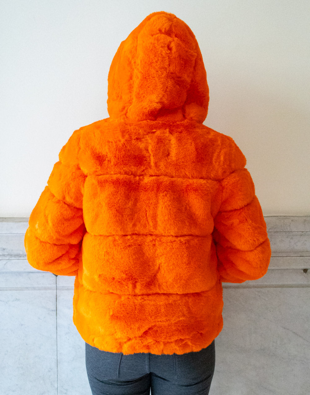 Chaquetón de pelo vegano con capucha naranja muestrarios de ropa y moda de mujer vestir ropa especial