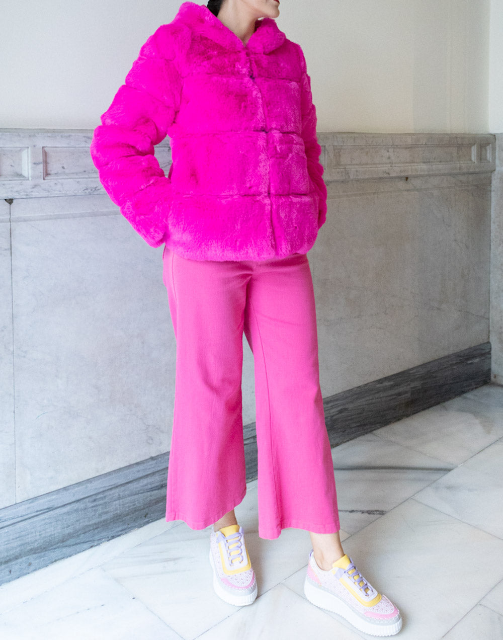 Chaquetón de pelo vegano con capucha rosa muestrarios de ropa y moda de mujer ideas vestir en invierno