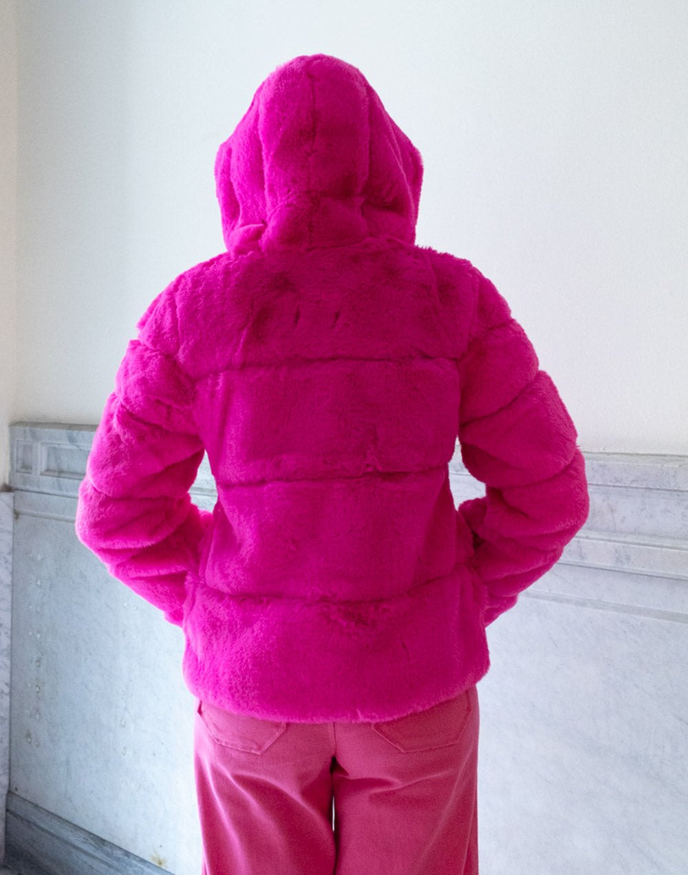 Chaquetón de pelo vegano con capucha rosa muestrarios de ropa y moda de mujer ideas vestir en invierno
