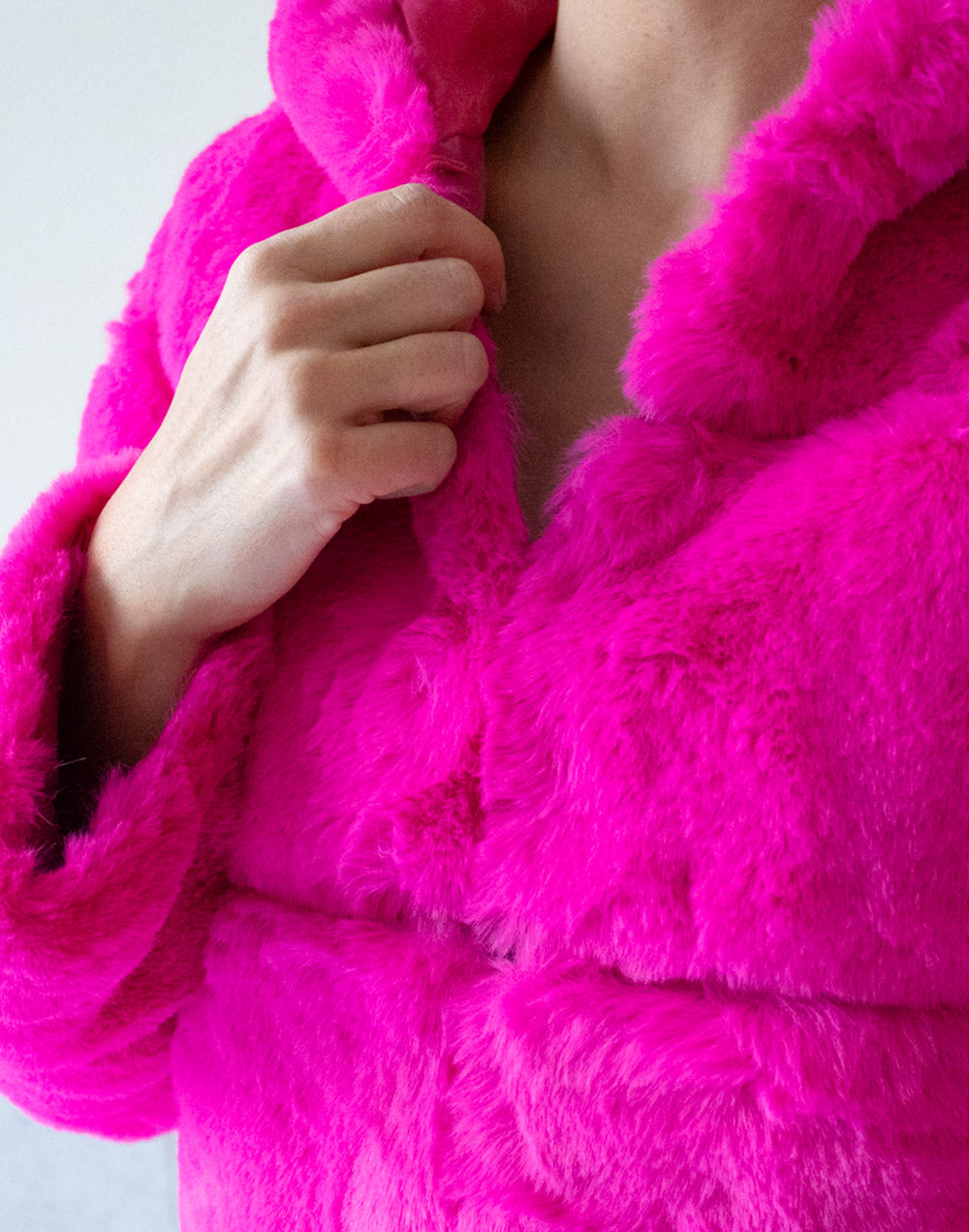 Chaquetón de pelo vegano con capucha rosa muestrarios de ropa y moda de mujer ideas vestir en invierno