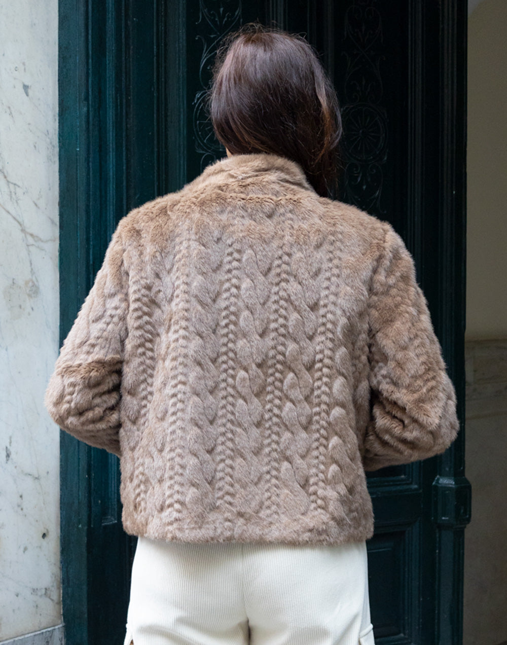 Chaquetón de pelo vegano con ocho camel muestrarios de ropa y moda de mujer vestir bien con talla grande plus abrigo de pelo