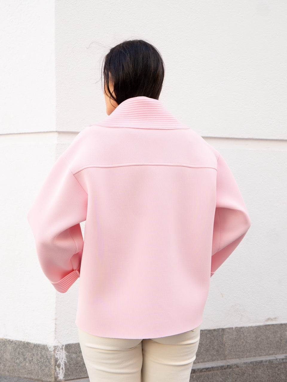 Chaquetón neopreno rosa pastel tallas grandes mujer muestrarios moda mediana edad elegante