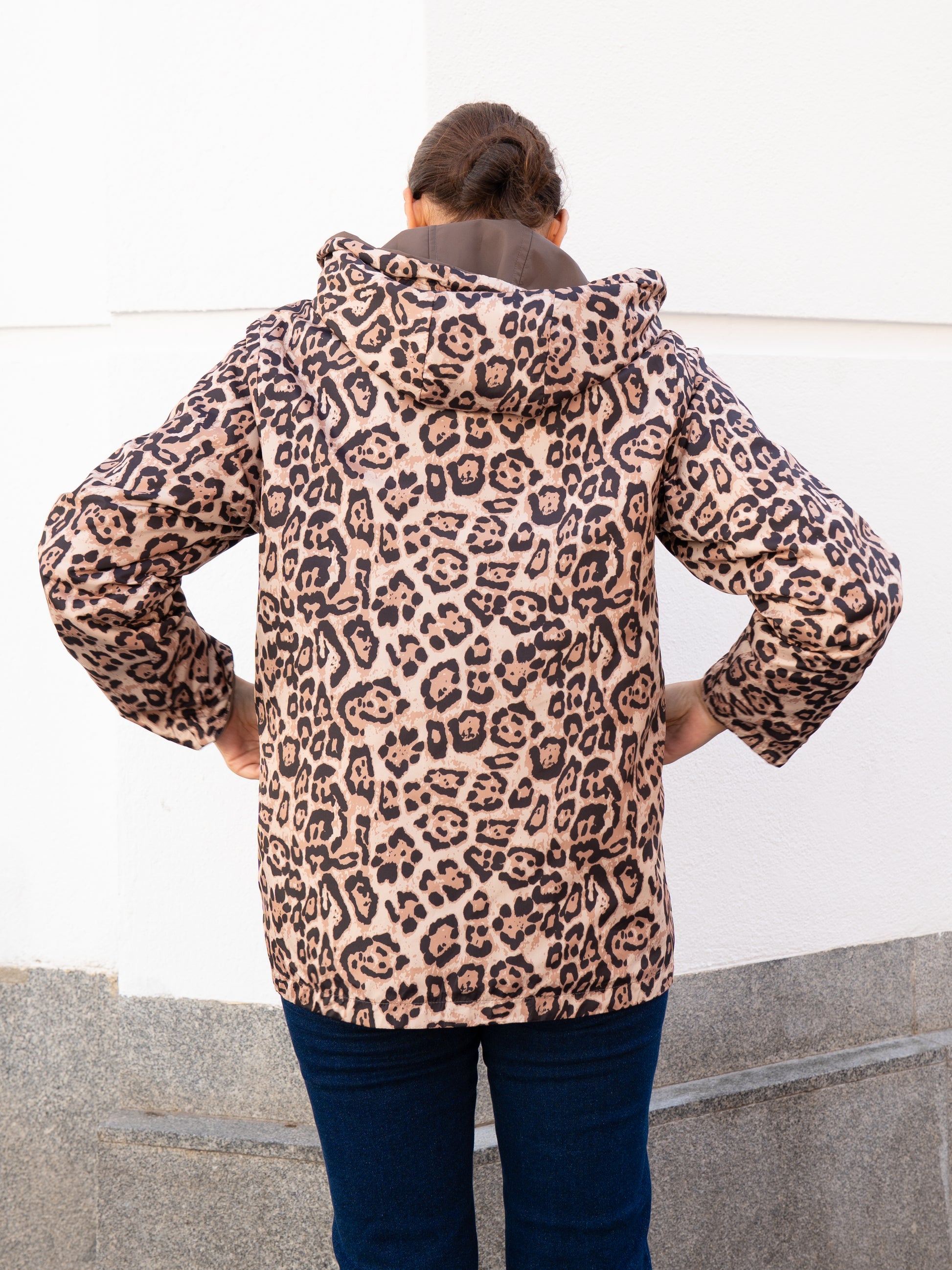 Chubasquero reversible animal print y marrón chocolate muestrarios de ropa y moda de mujer vestir bien con talla grande plus 