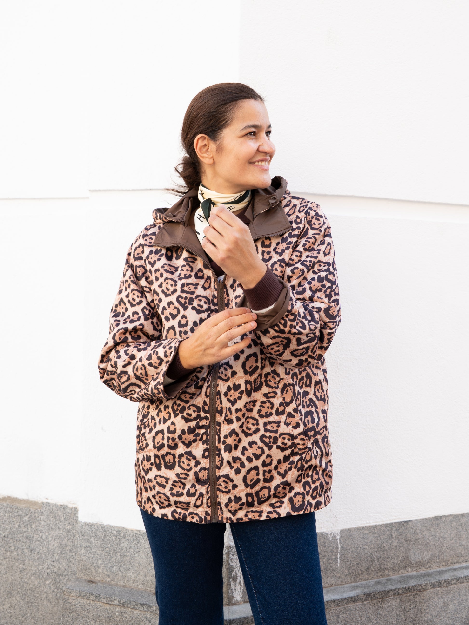 Chubasquero reversible animal print y marrón chocolate muestrarios de ropa y moda de mujer vestir bien con talla grande plus 