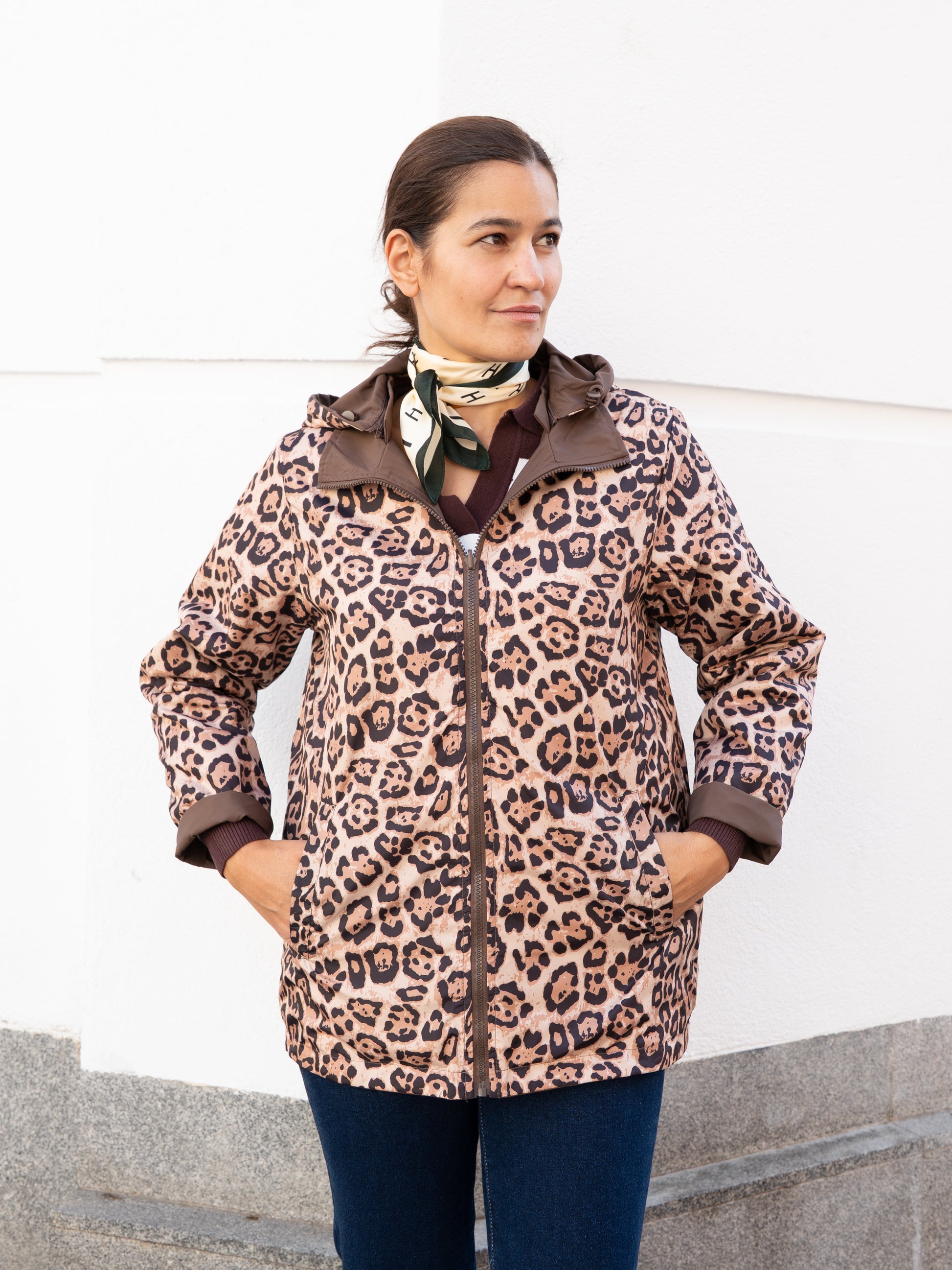 Chubasquero reversible animal print y marrón chocolate muestrarios de ropa y moda de mujer vestir bien con talla grande plus 