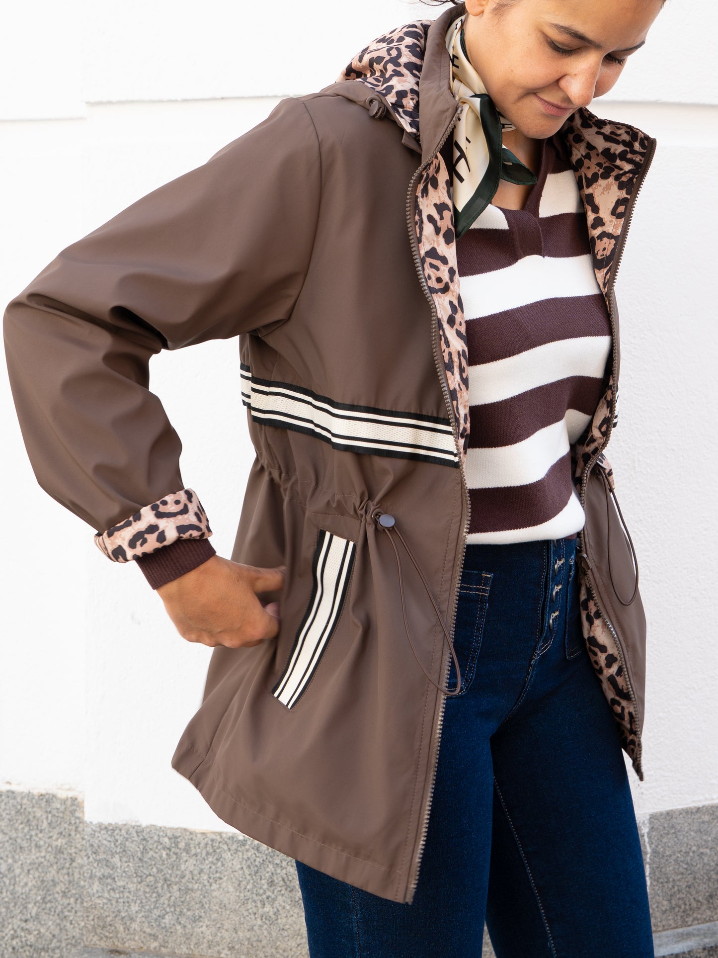 Chubasquero reversible animal print y marrón chocolate muestrarios de ropa y moda de mujer vestir bien con talla grande plus 