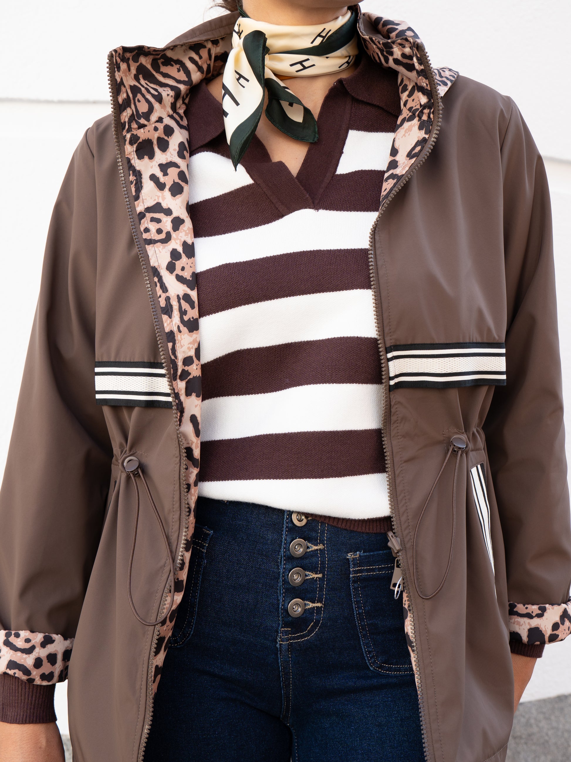 Chubasquero reversible animal print y marrón chocolate muestrarios de ropa y moda de mujer vestir bien con talla grande plus 
