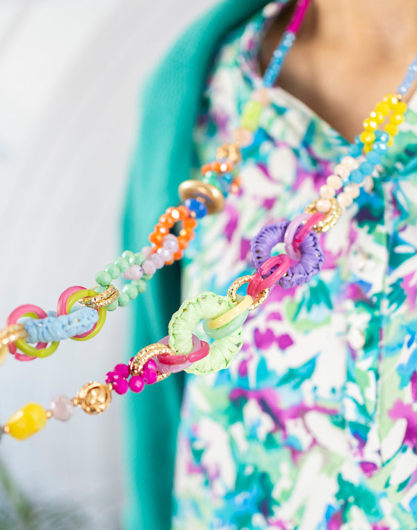 Collar de cadena con abalorios multicolor muestrarios de ropa y moda de mujer vestir bien