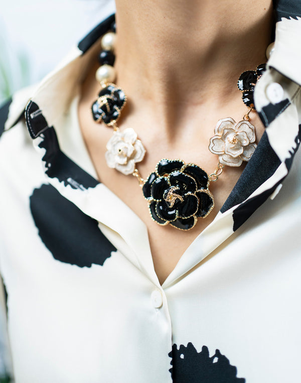 Collar de perlas y flores esmaltadas muestrarios de accesorios y ropa de mujer