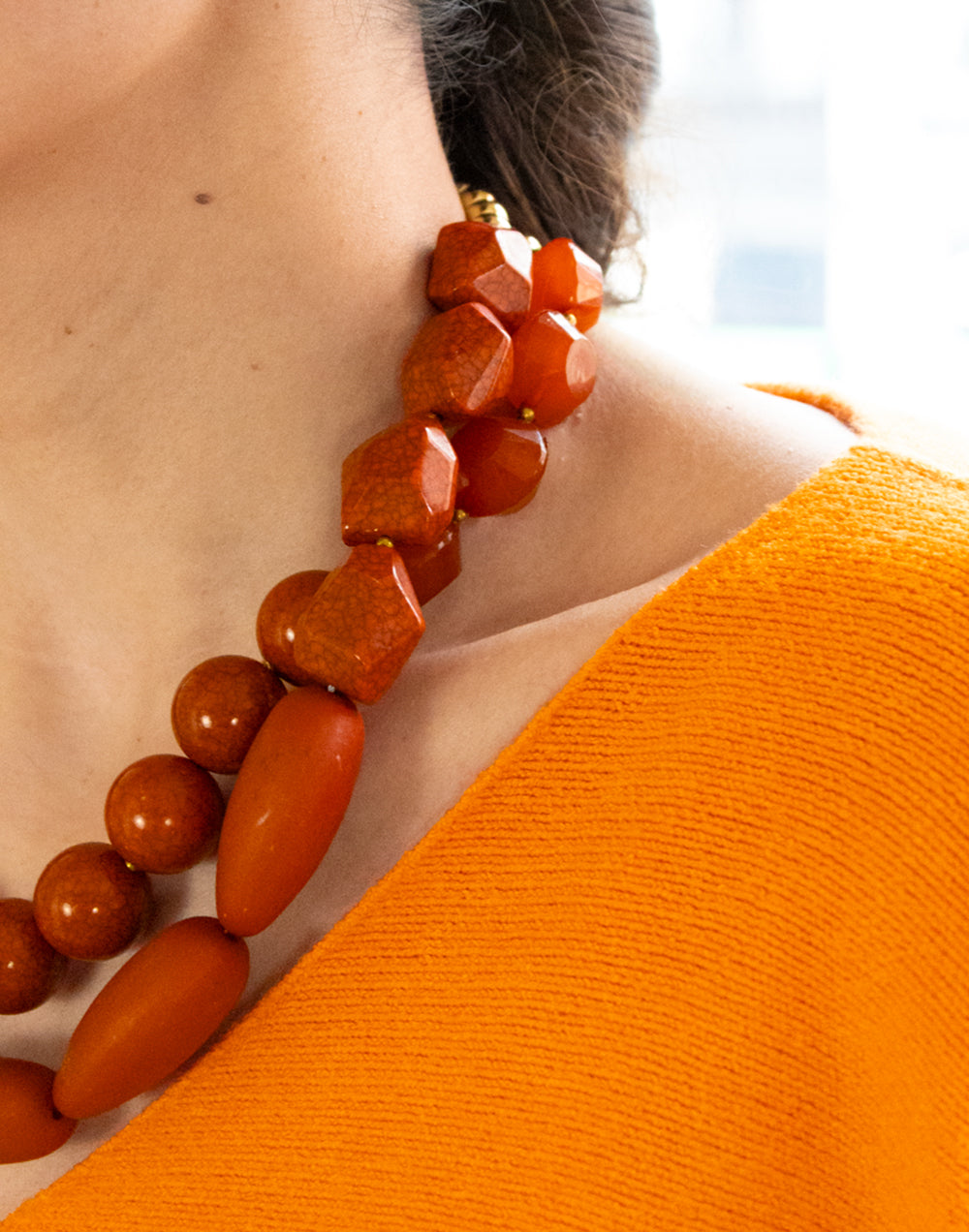 Collar doble vuelta con maxi abalorios naranja y dorado muestrarios accesorios y moda de mujer para vestir bien