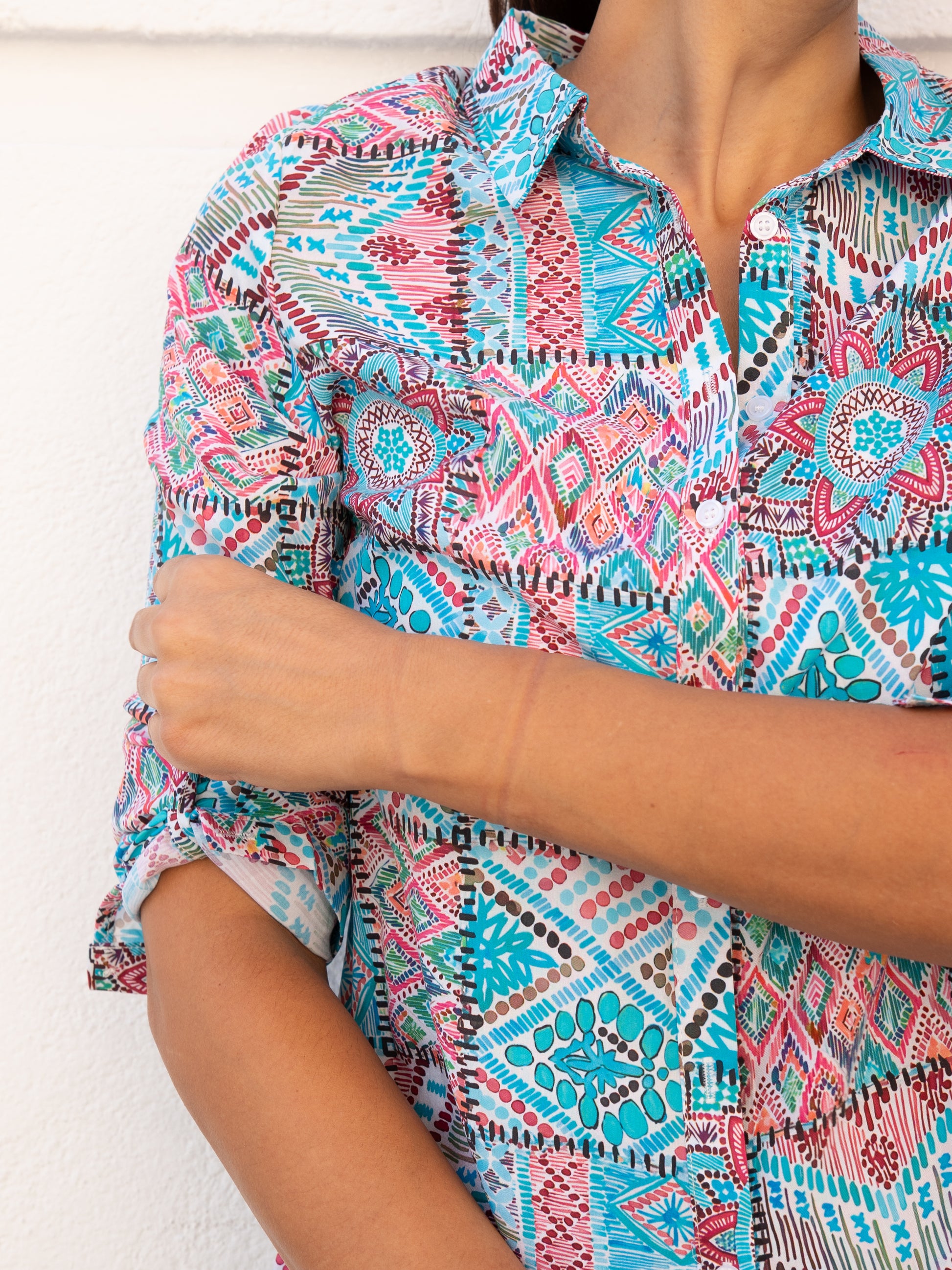 Camisa fluida clásica estampado patchwork azul turquesa y rosa muestrarios moda mujer