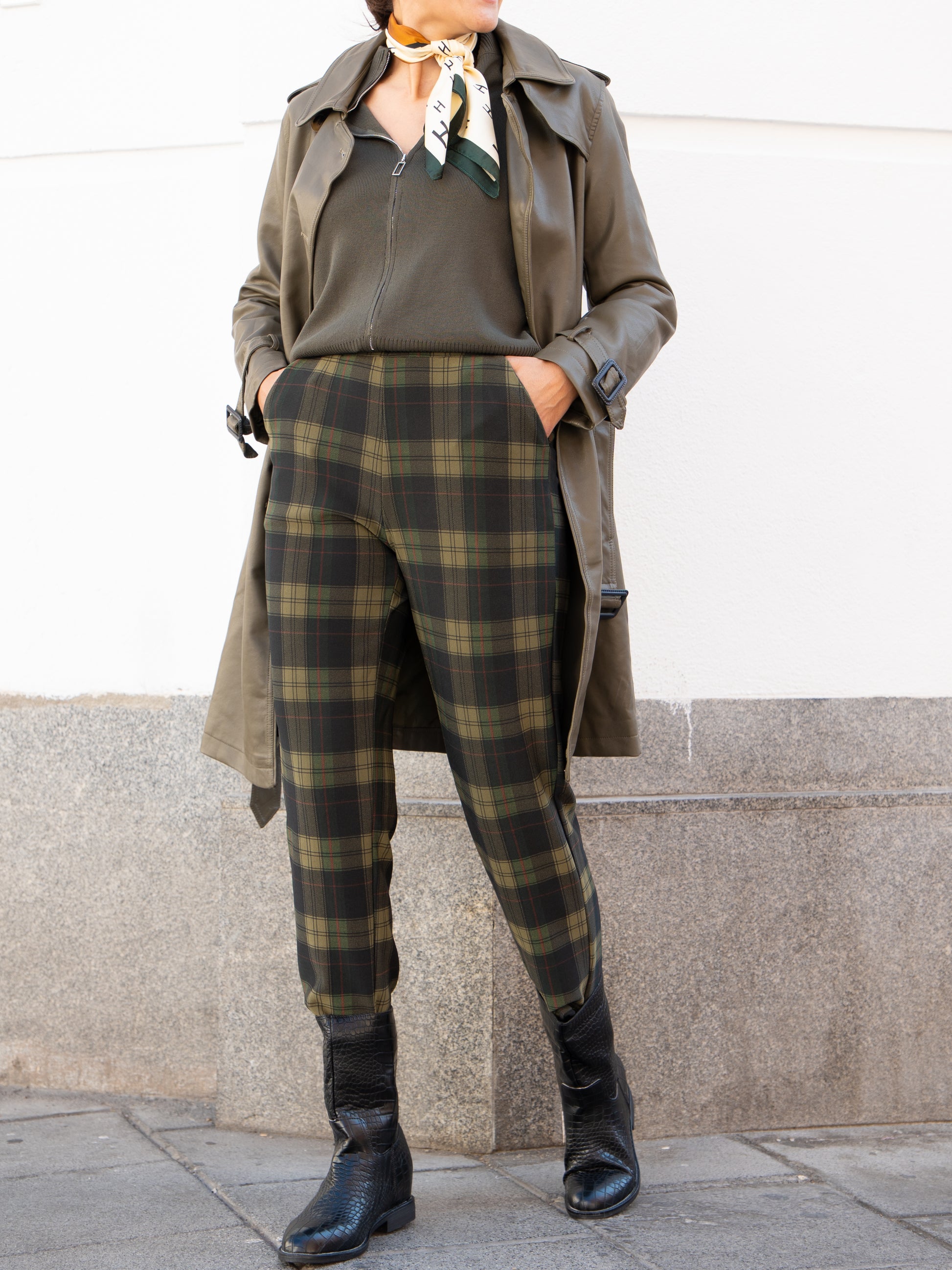 Leggins de cuadro escocés verde muestrarios de ropa y moda gabardina efecto piel verde 