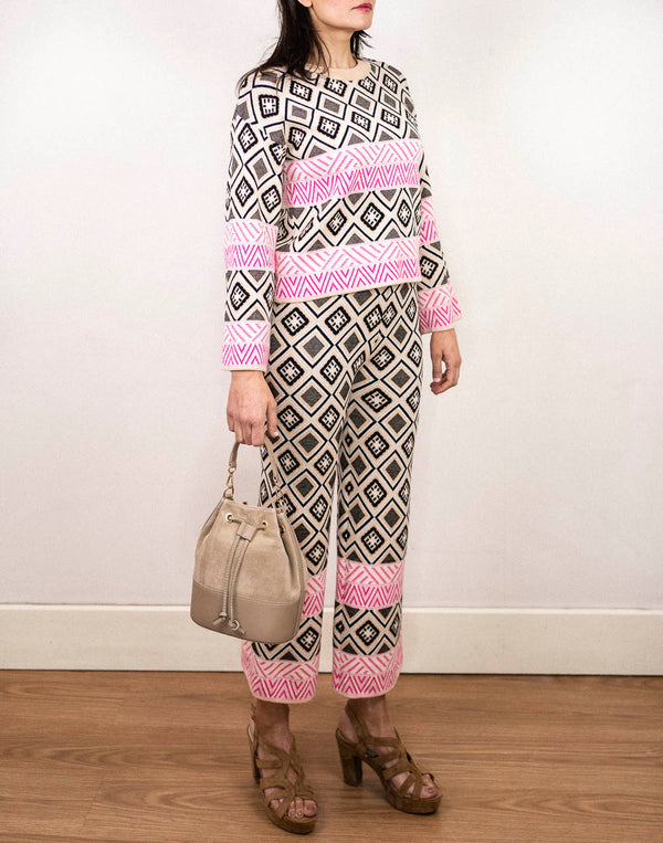 Pantalón de punto estampado geométrico beige y rosa muestrarios de ropa y moda de mujer
