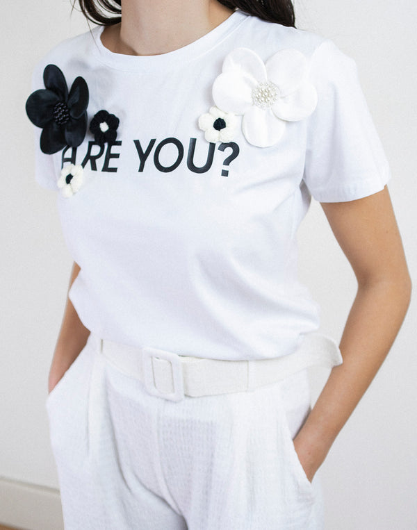Camiseta blanca `Are you?´ muestrarios de ropa y moda de mujer para vestir bien en verano
