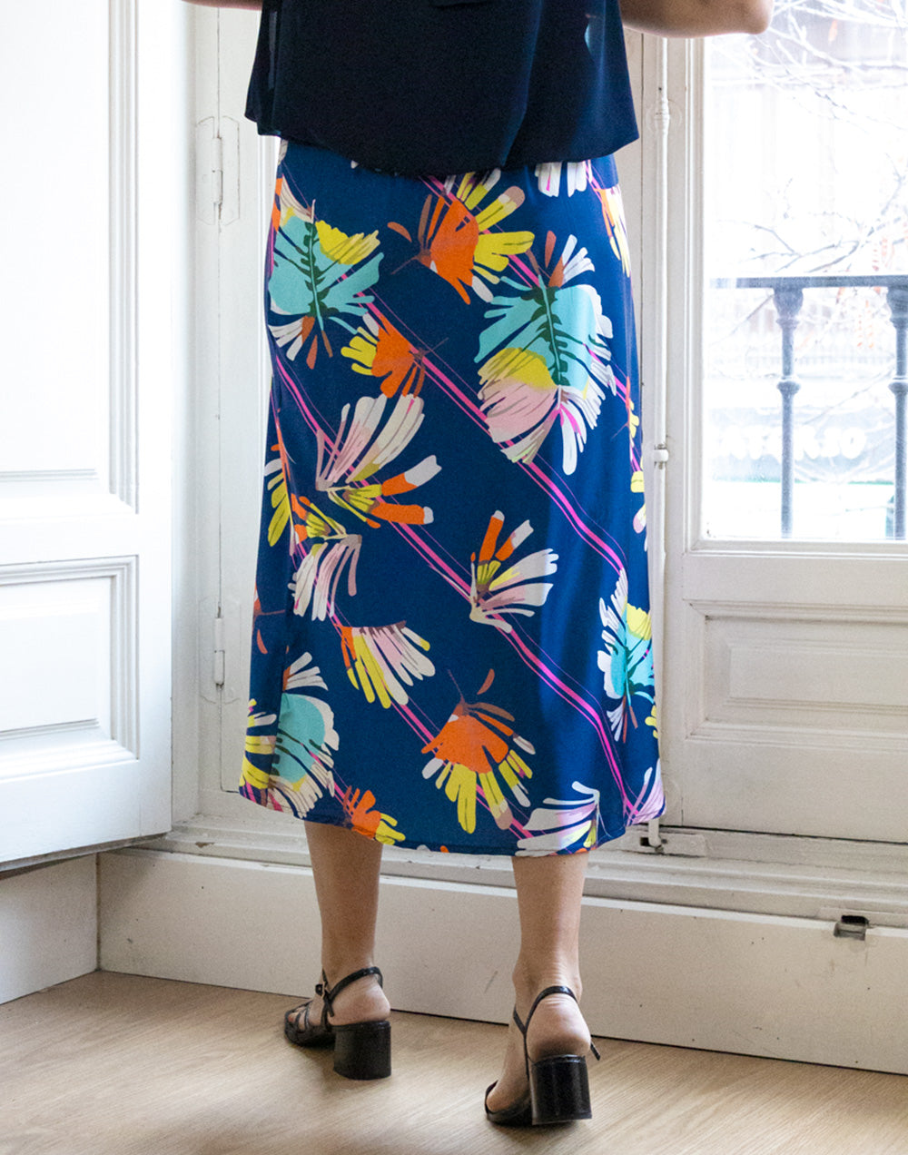 Falda al bies tropical multicolor azul marino muestrarios de ropa y moda de mujer vestir bien con talla grande plus