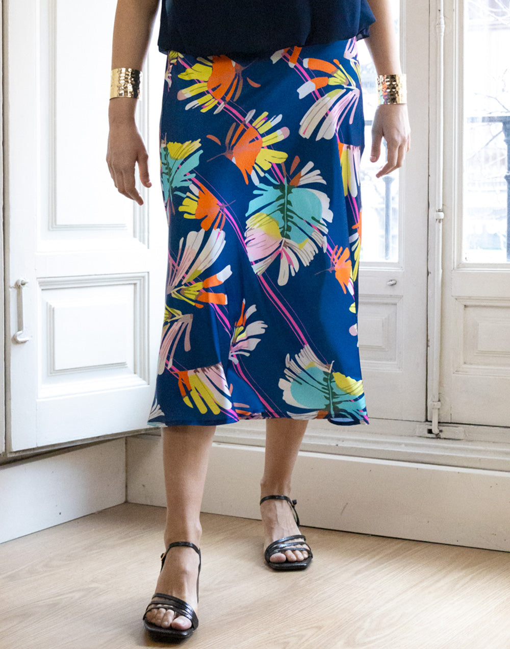 Falda al bies tropical multicolor azul marino muestrarios de ropa y moda de mujer vestir bien con talla grande plus