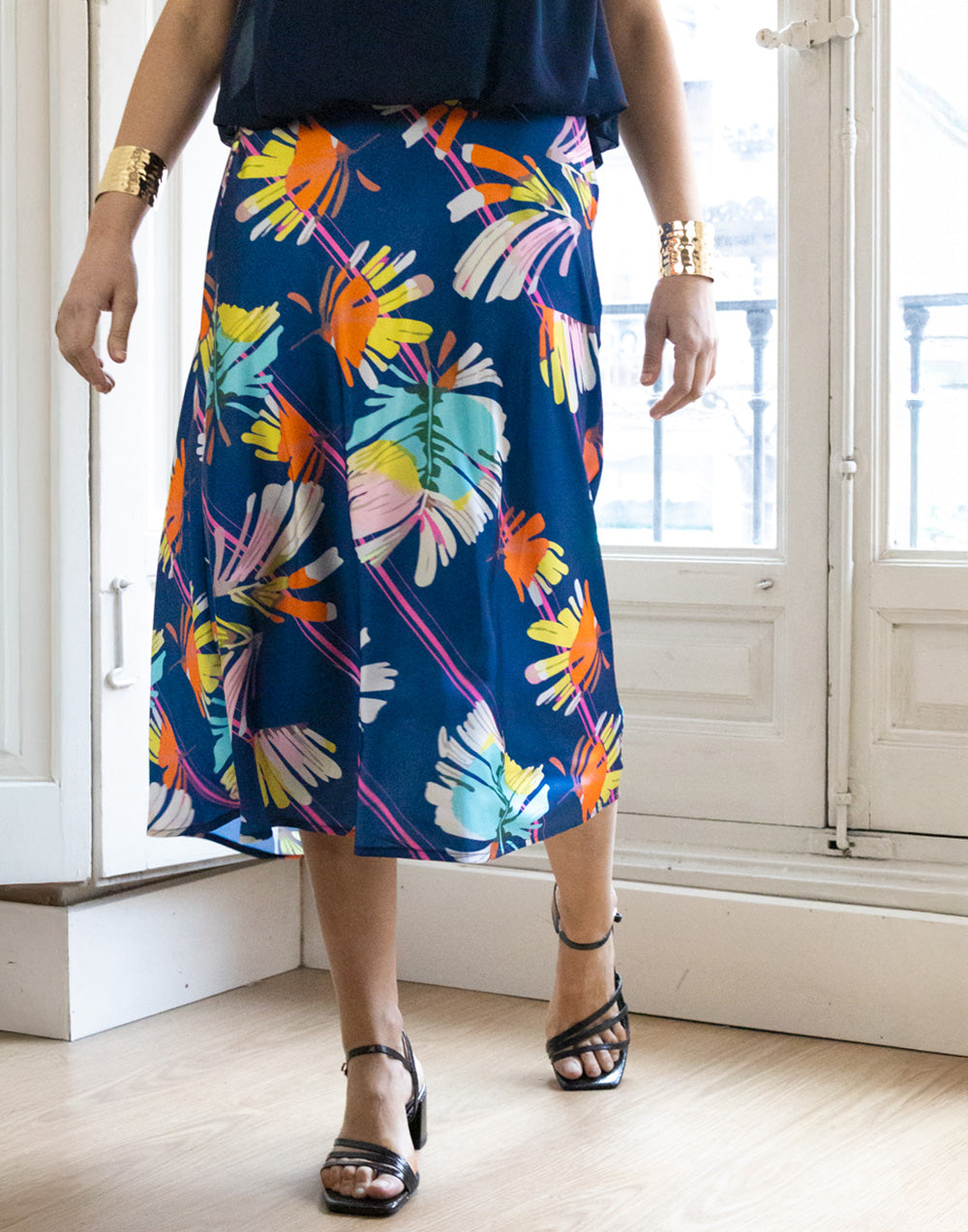 Falda al bies tropical multicolor azul marino muestrarios de ropa y moda de mujer vestir bien con talla grande plus