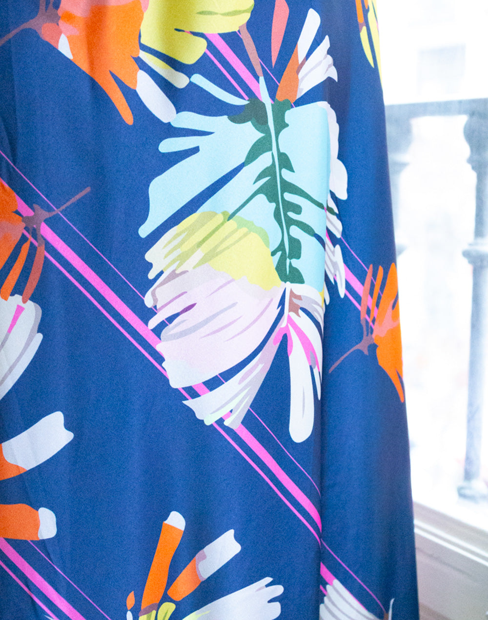 Falda al bies tropical multicolor azul marino muestrarios de ropa y moda de mujer vestir bien con talla grande plus