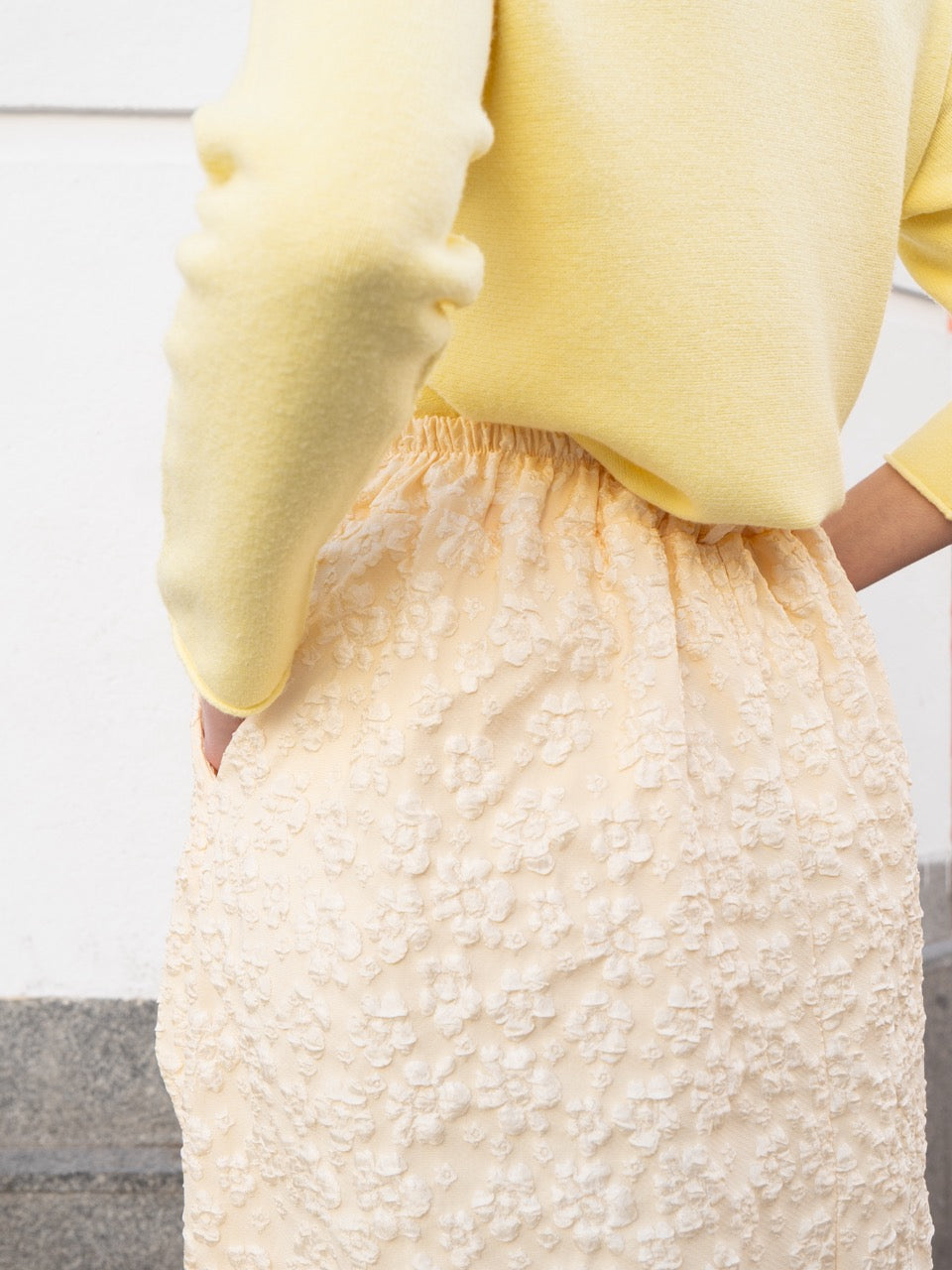 Americana Falda evasé brocada de flores amarillo muestrarios de ropa y moda de mujer invitada ideal mujer mediana edad 