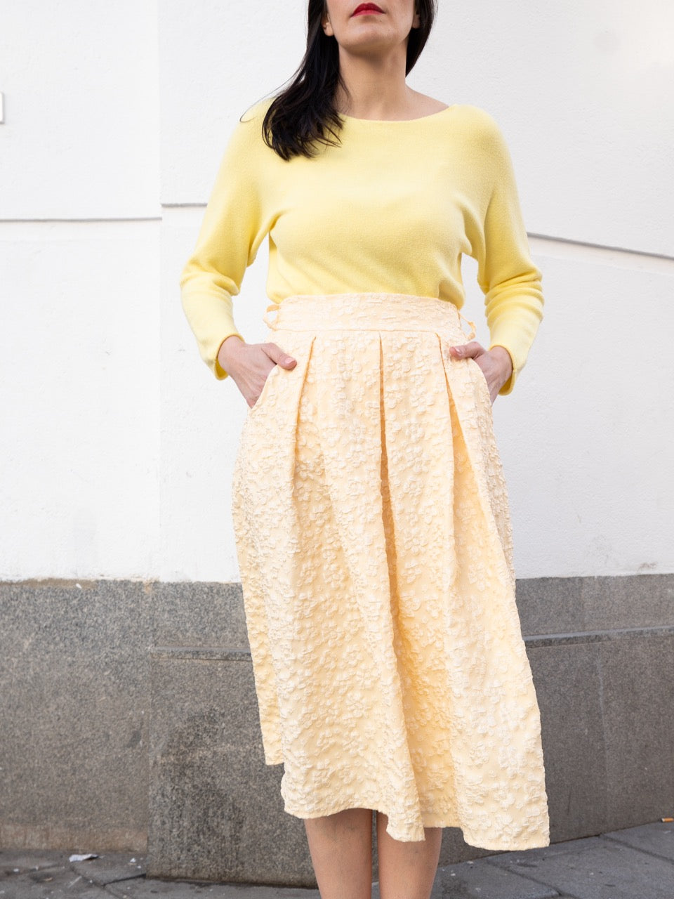 Americana Falda evasé brocada de flores amarillo muestrarios de ropa y moda de mujer invitada ideal mujer mediana edad 