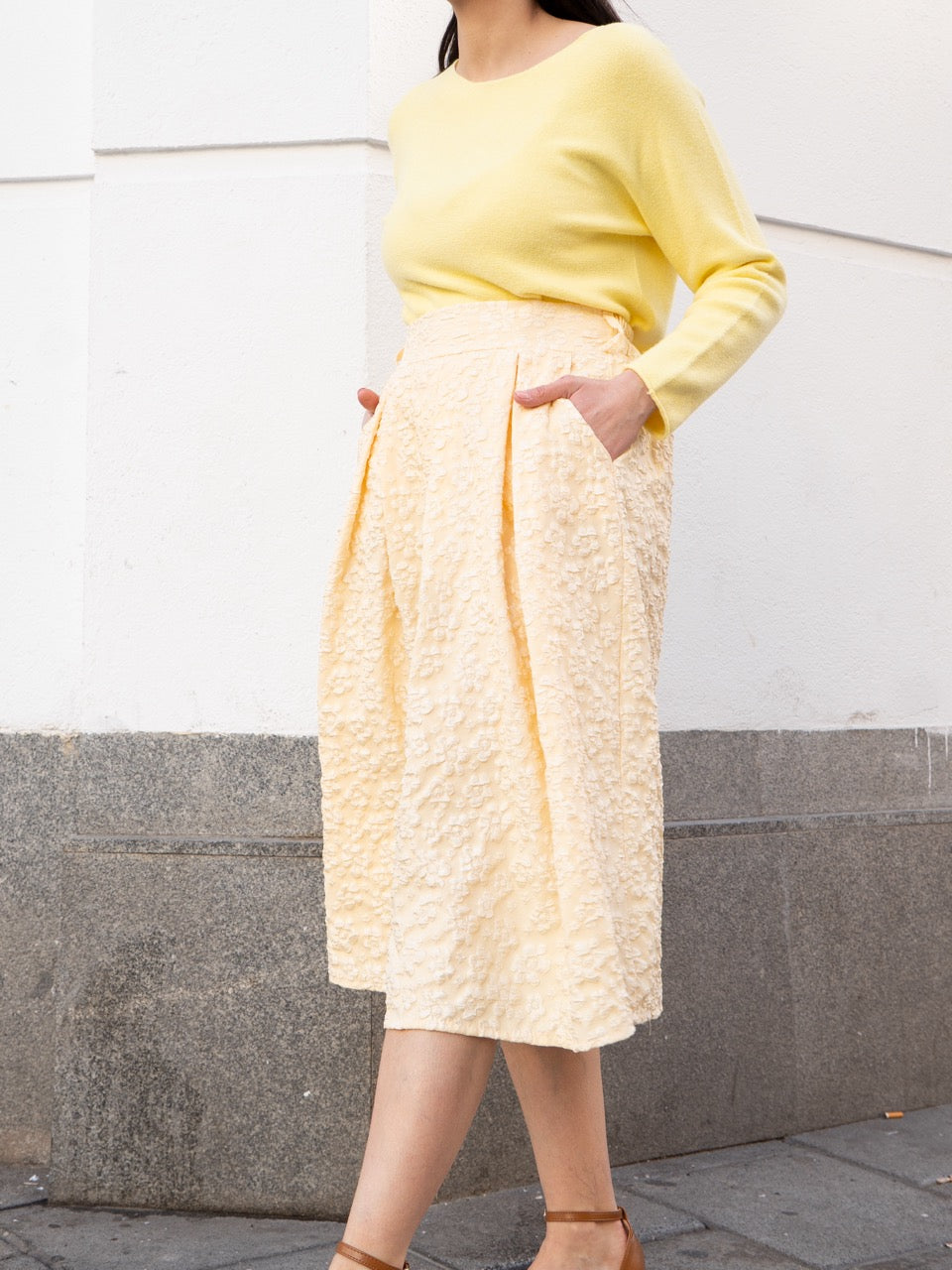 Americana Falda evasé brocada de flores amarillo muestrarios de ropa y moda de mujer invitada ideal mujer mediana edad 