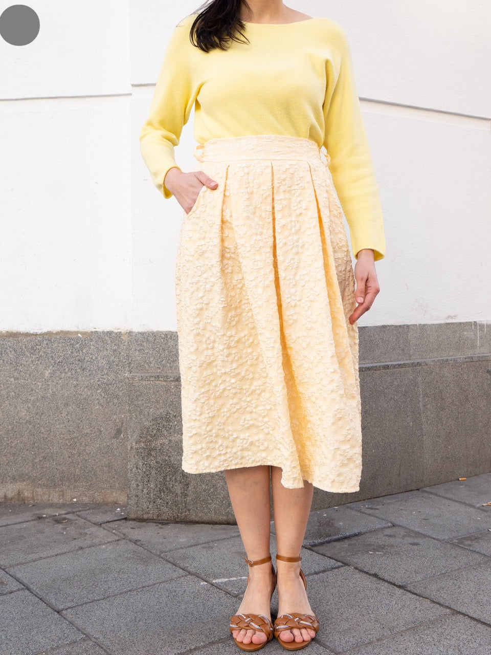 Americana Falda evasé brocada de flores amarillo muestrarios de ropa y moda de mujer invitada ideal mujer mediana edad 