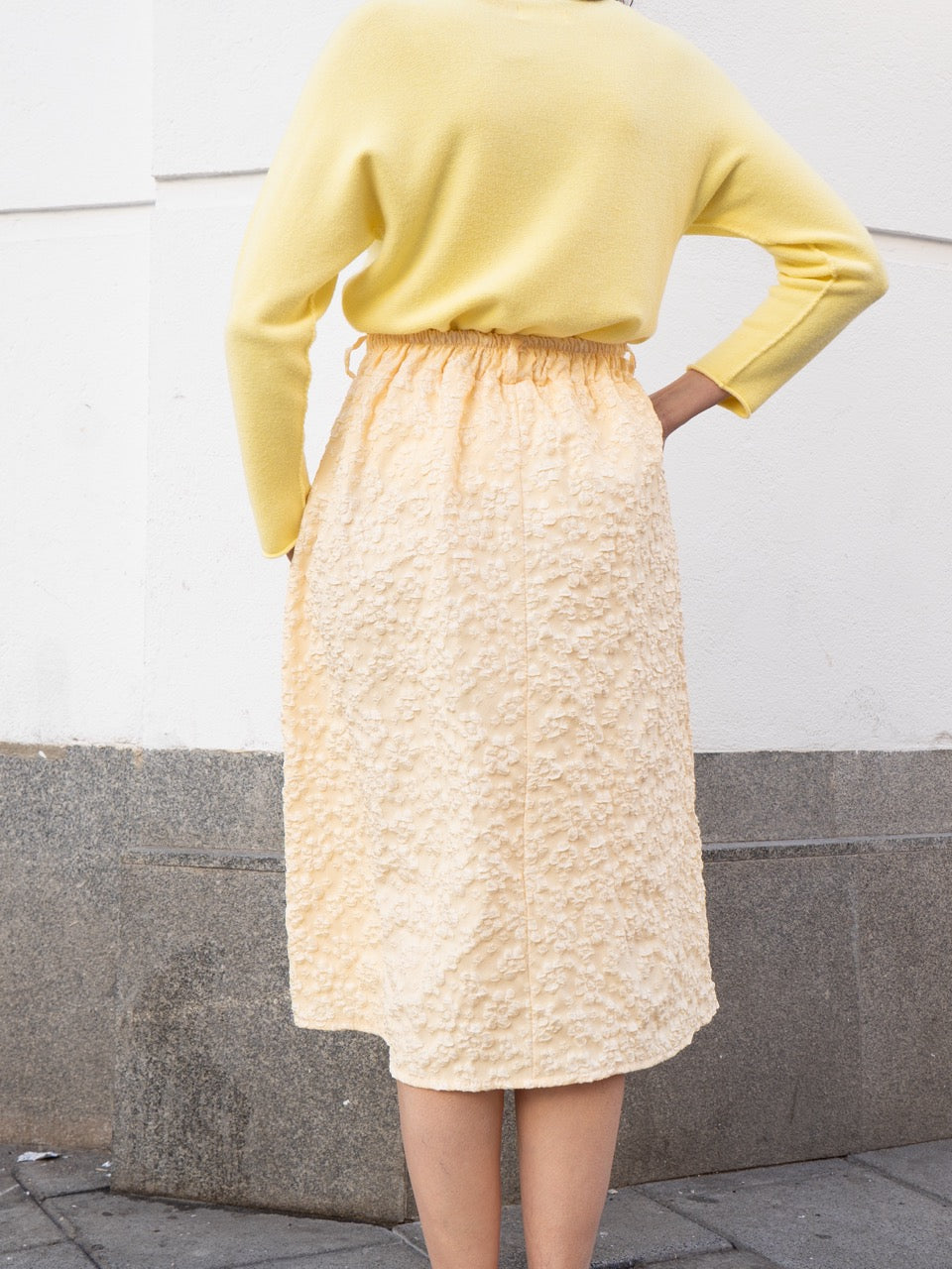 Americana Falda evasé brocada de flores amarillo muestrarios de ropa y moda de mujer invitada ideal mujer mediana edad 