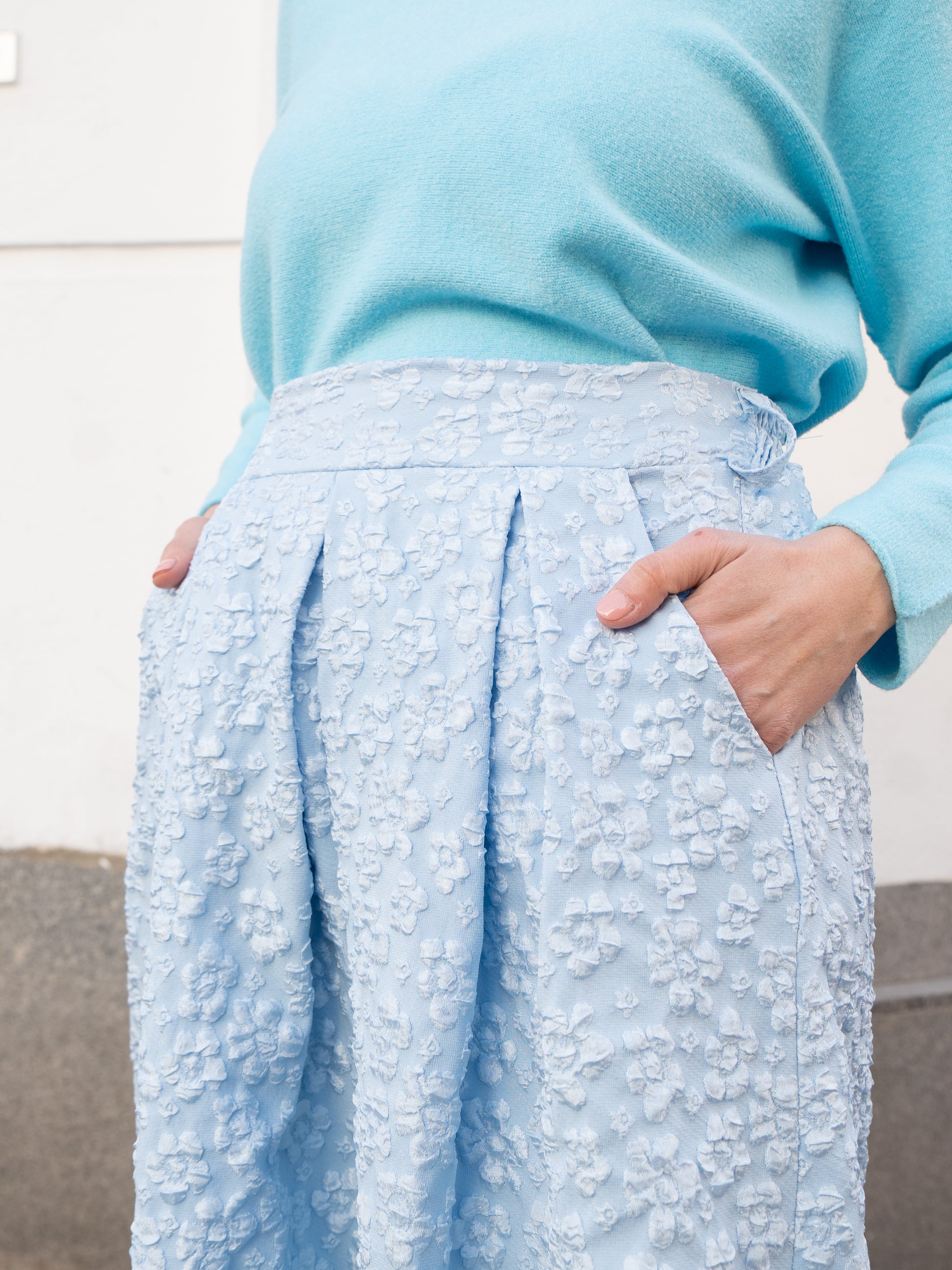 Falda evasé brocada de flores azul traje brocado muestrarios de moda ropa mujer ideas invitada mediana edad 