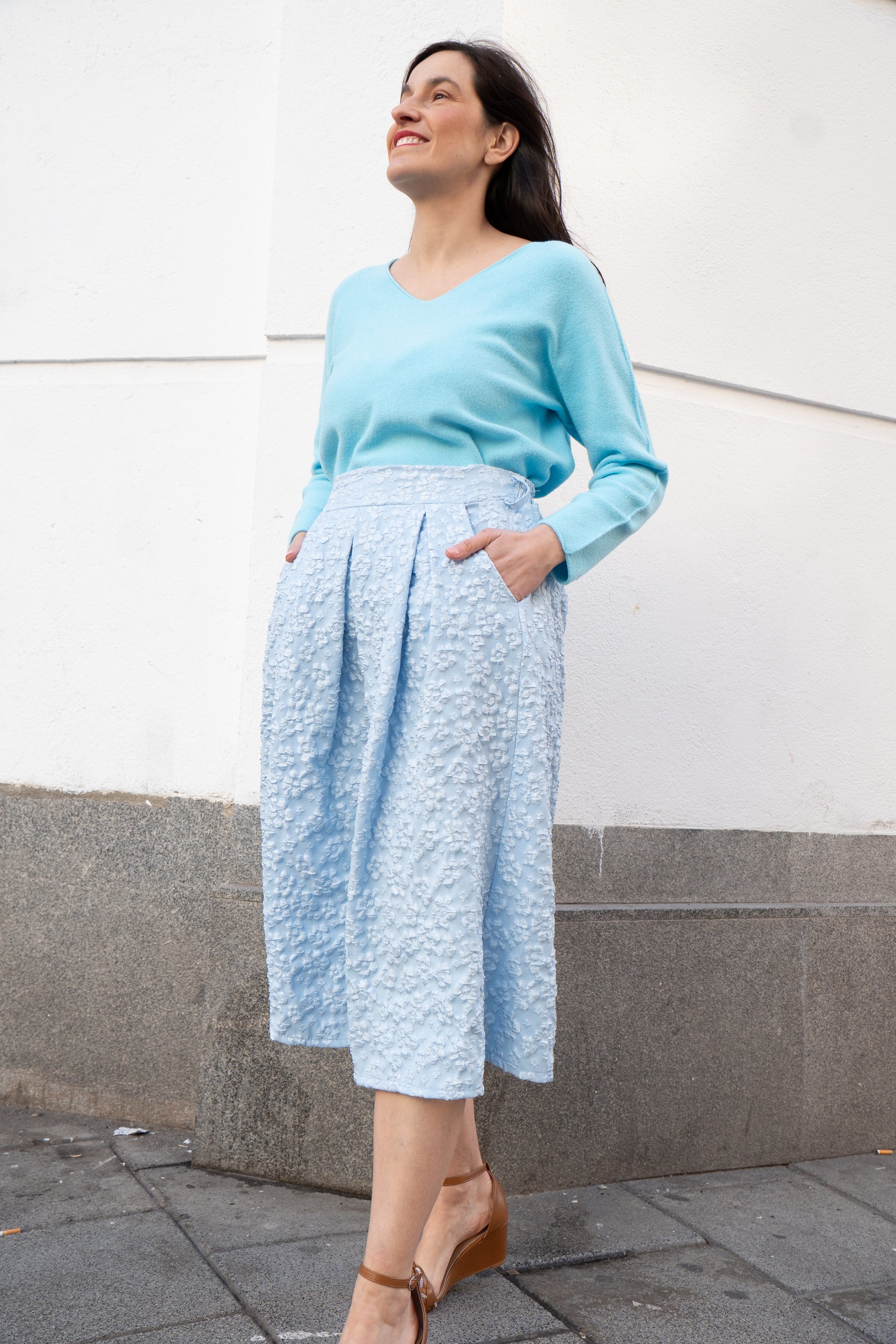 Falda evasé brocada de flores azul traje brocado muestrarios de moda ropa mujer ideas invitada mediana edad 