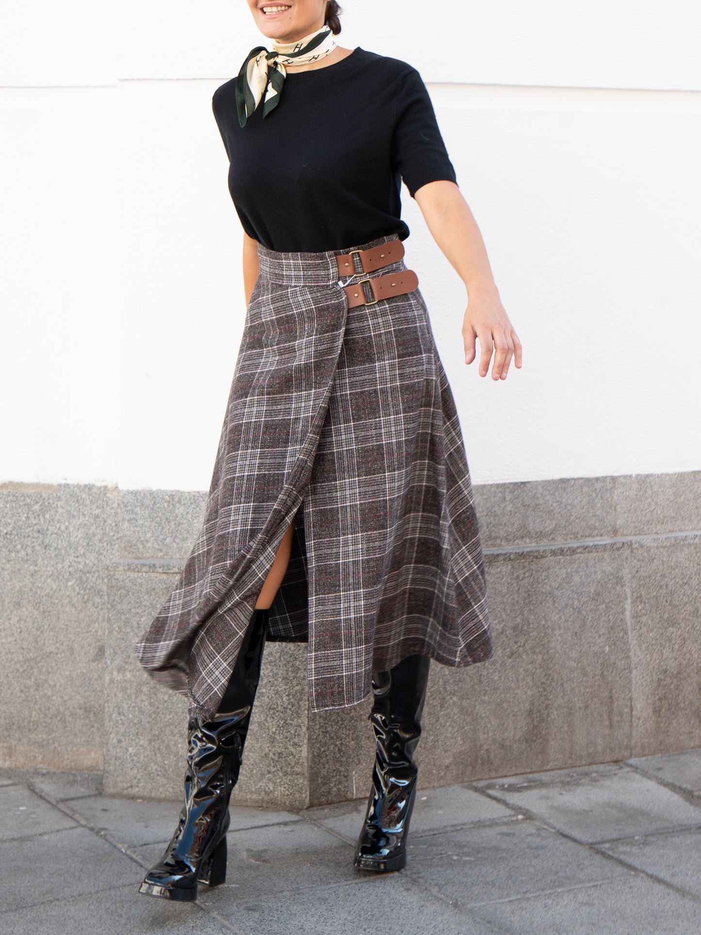 Falda midi evasé de cuadro tartán mini marrón muestrarios de mujer ropa y moda 