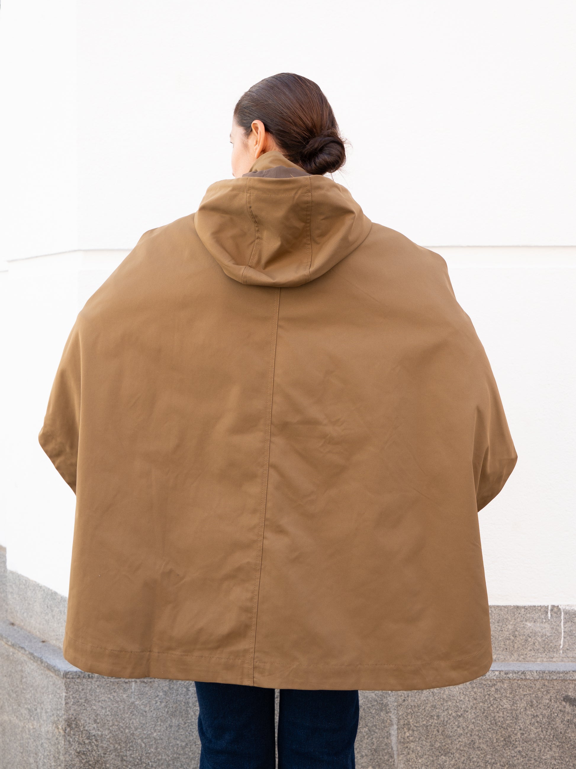 Gabardina capa camel muestrarios de ropa y moda de mujer vestir bien mujer mediana edad talla grande plus 