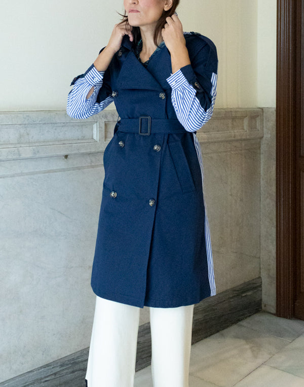 Gabardina clásica azul marino con espalda de rayas muestrarios de ropa y moda de mujer vestir bien elegante