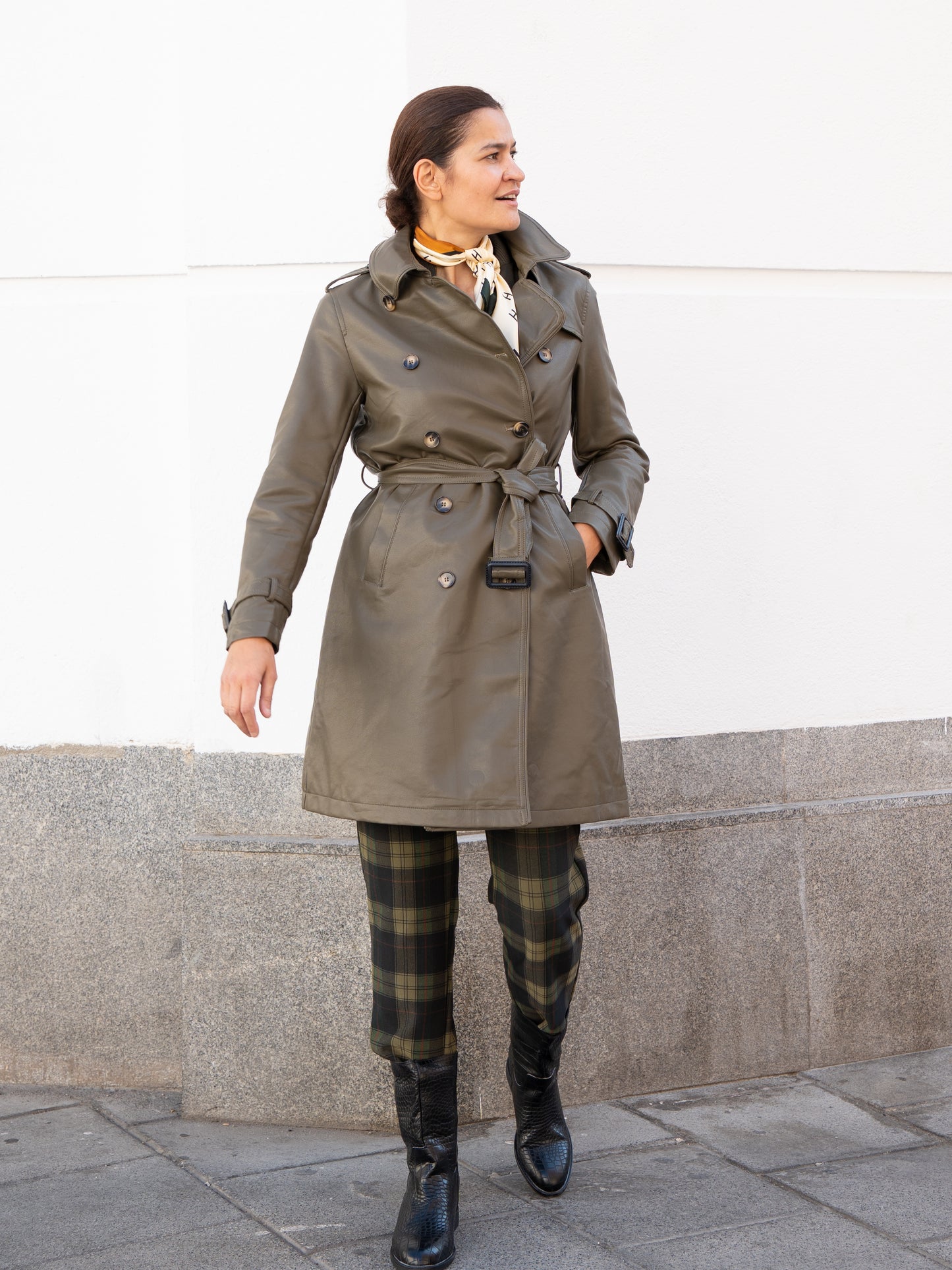 Gabardina clásica efecto piel verde kaki muestrarios de ropa y moda de mujer 