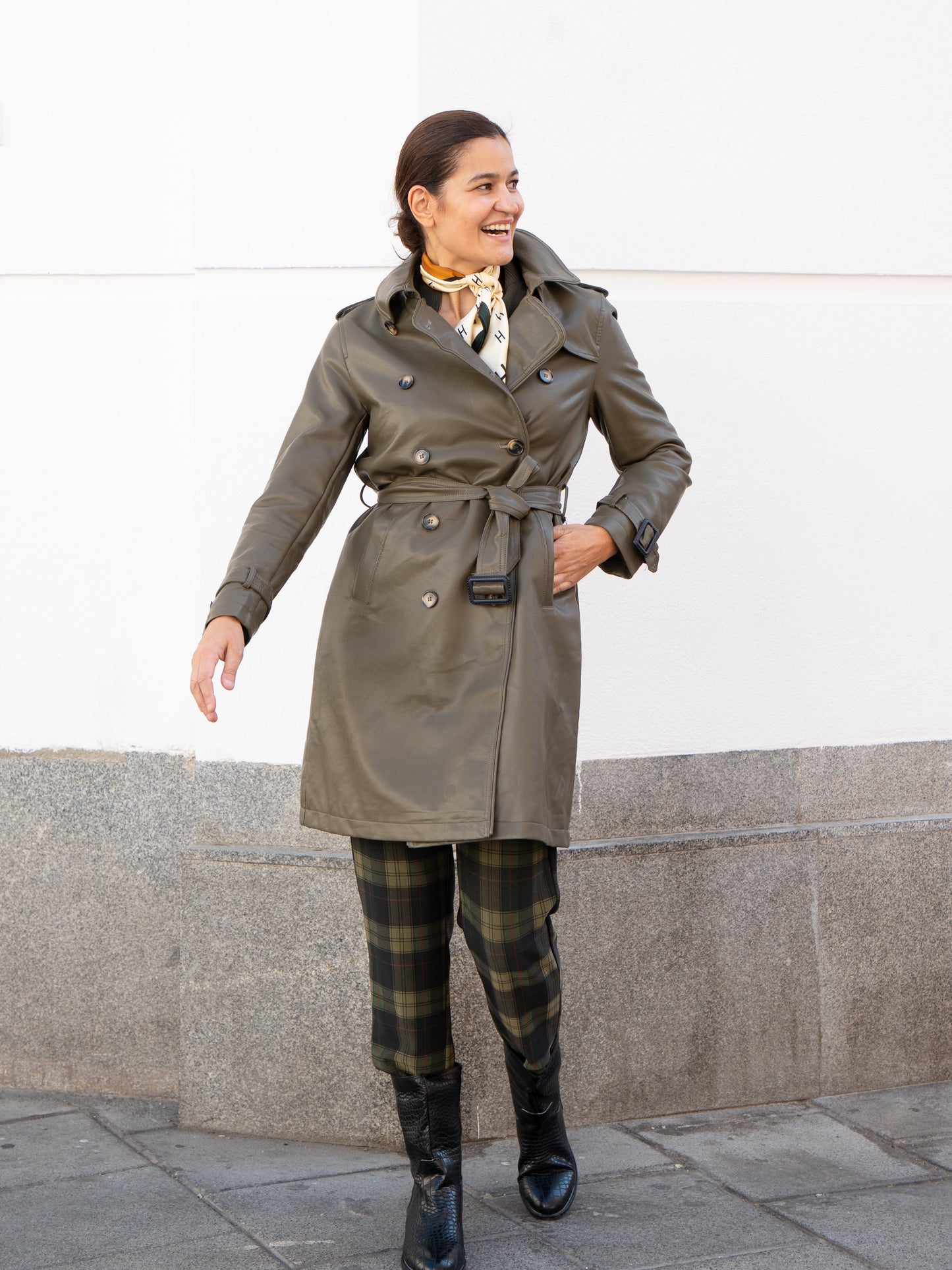 Gabardina clásica efecto piel verde kaki muestrarios de ropa y moda de mujer 