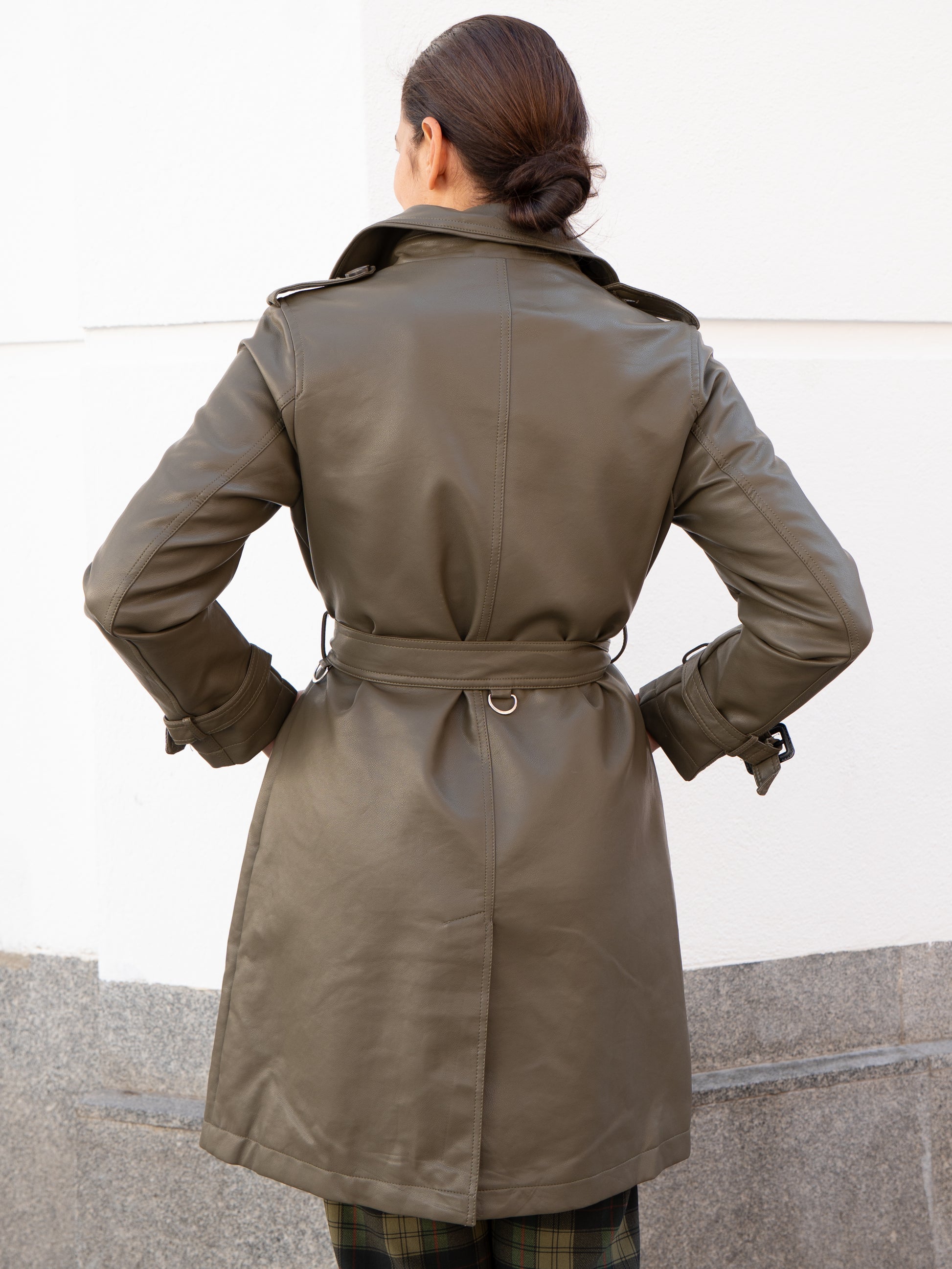 Gabardina clásica efecto piel verde kaki muestrarios de ropa y moda de mujer 