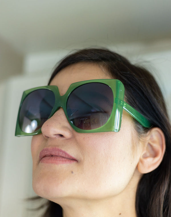 Gafas de sol maxi cuadrada con cristal redondo verde muestrarios de ropa y accesorios de mujer