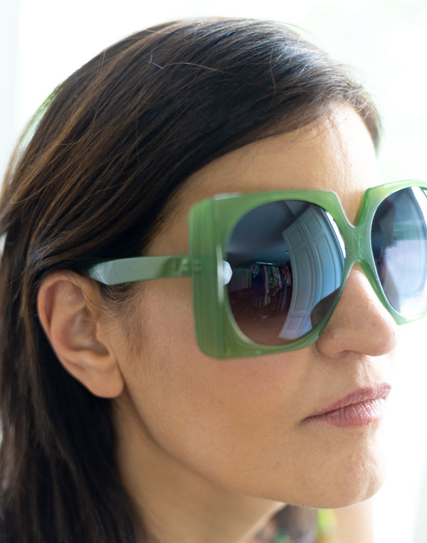 Gafas de sol maxi cuadrada con cristal redondo verde muestrarios de ropa y accesorios de mujer