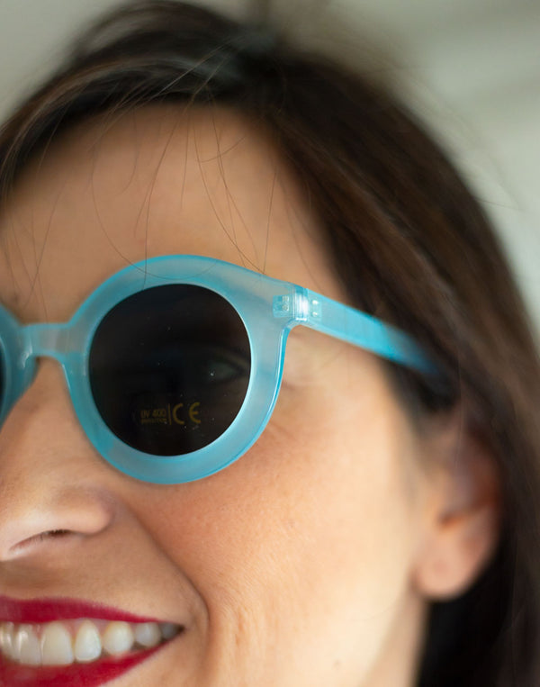 Gafas de sol ojo redonda de pasta translucida azul turquesa muestrarios de ropa y accesorios de mujer