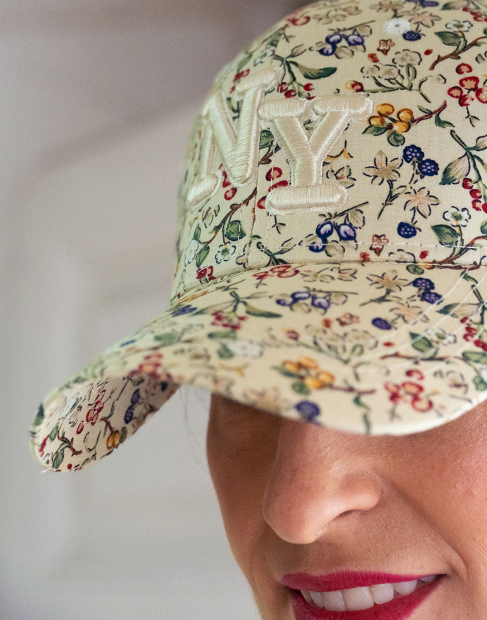 Gorra estampado liberty beige muestrarios de ropa y moda de mujer accesorios de verano