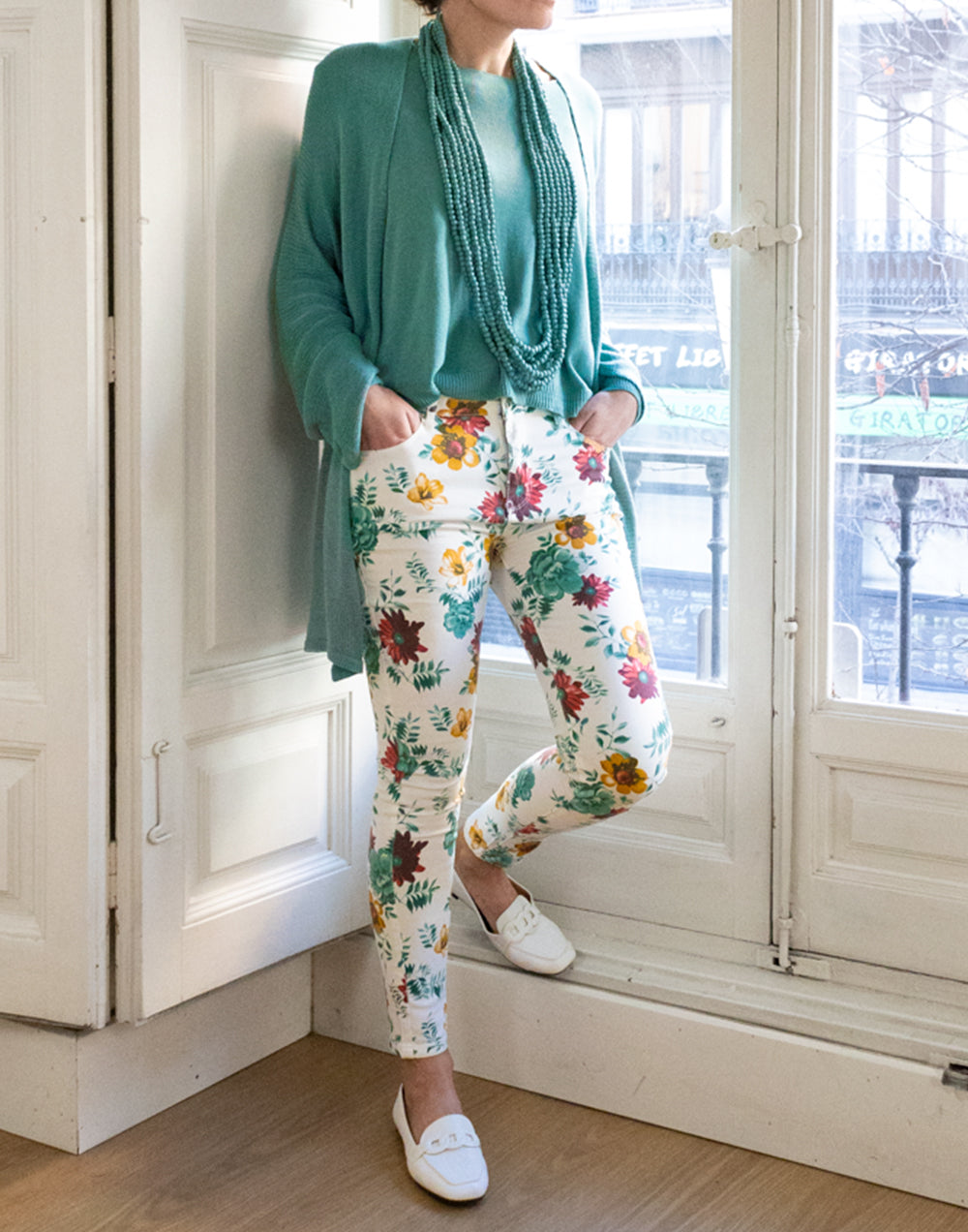 Pantalón cropped estampado de flores rojas y aguamarinas sobre fondo blanco muestrarios de ropa y moda de mujer vestir bien ideas para mujeres mediana edad