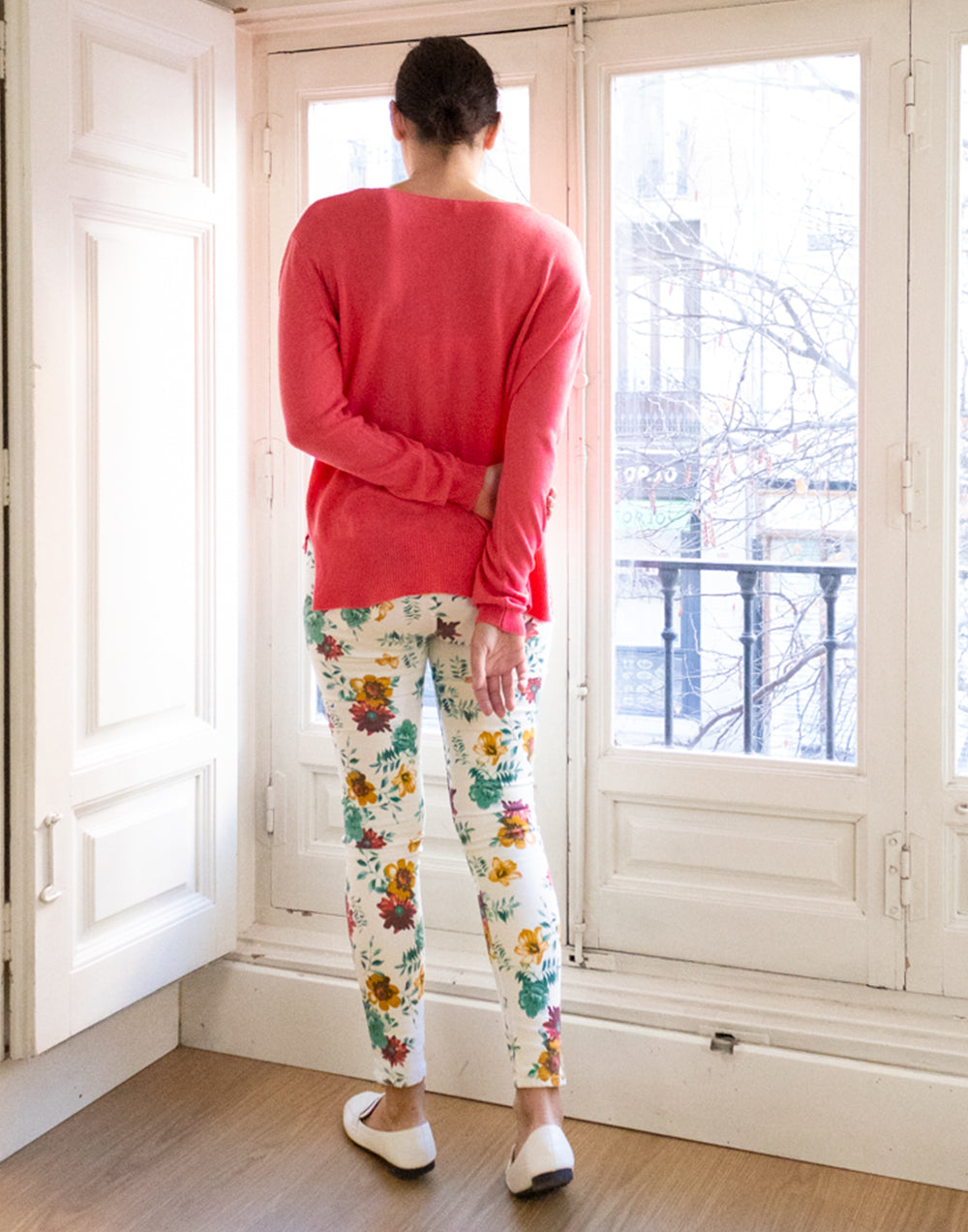 Pantalón cropped estampado de flores rojas y aguamarinas sobre fondo blanco muestrarios de ropa y moda de mujer vestir bien ideas para mujeres mediana edad