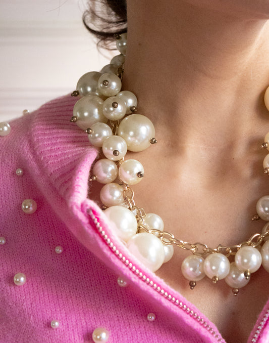 Collar tipo cadena fina dorada con perlas muestrarios de ropa y moda de mujer vestir bien elegante