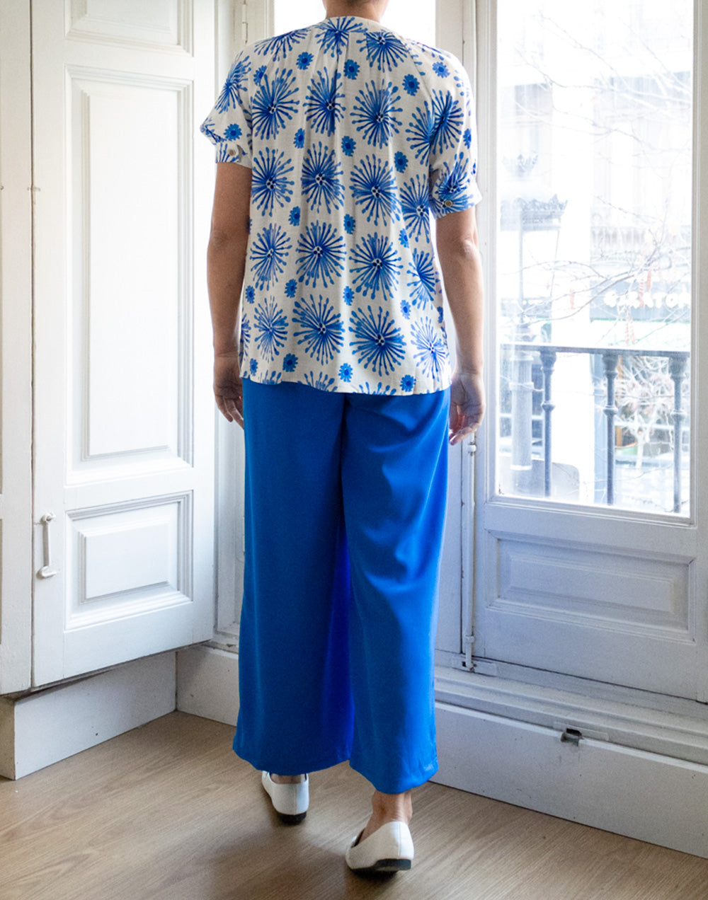 Camisa tejido rústico estampado amebas azules muestrarios de ropa y moda de mujer vestir bien con talla grande plus